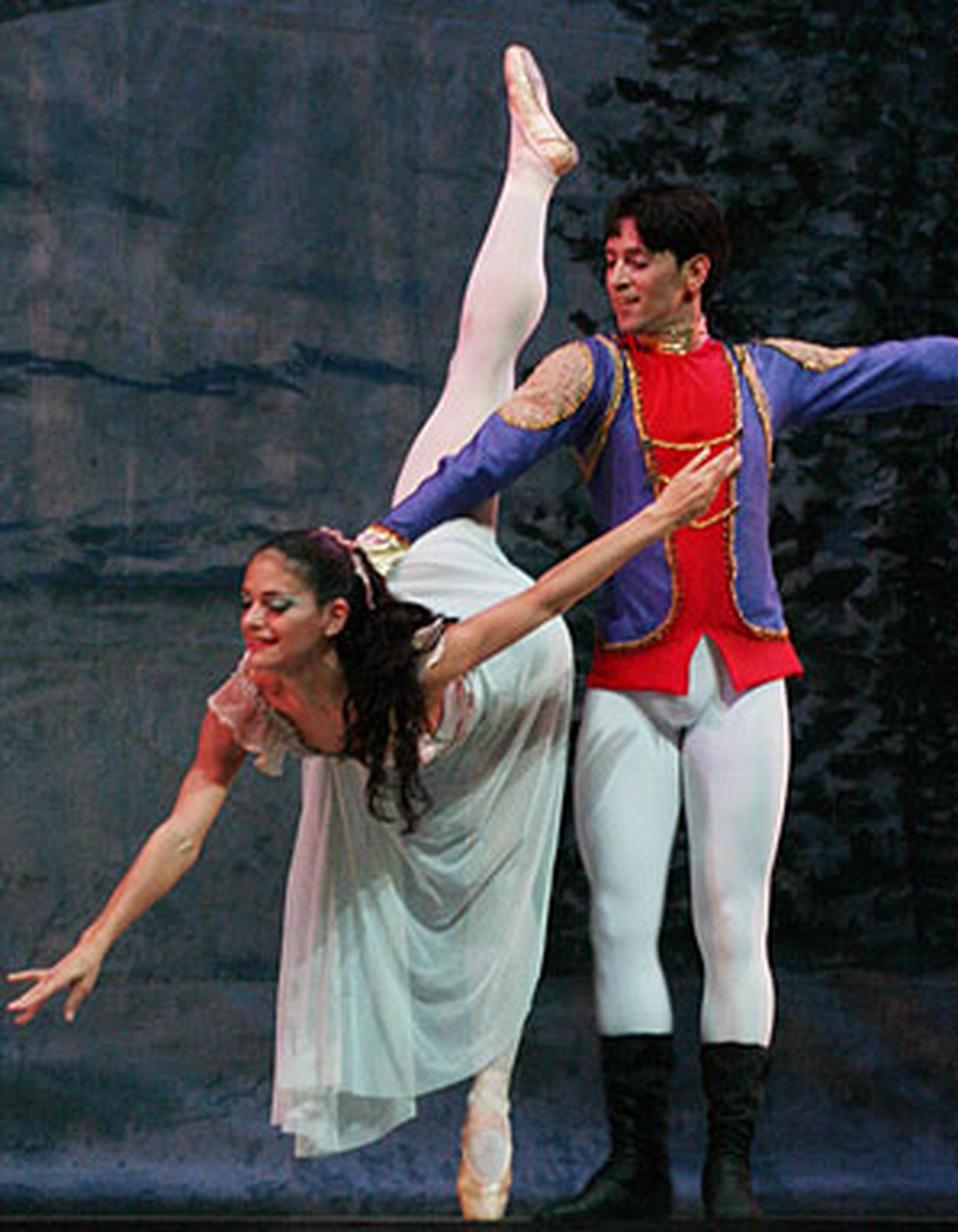 Los bailarines Laura Valentín y José Rodríguez participarán en las producciones de El Cascanueces del Charlotte Youth Ballet, en North Carolina. (Archivo)