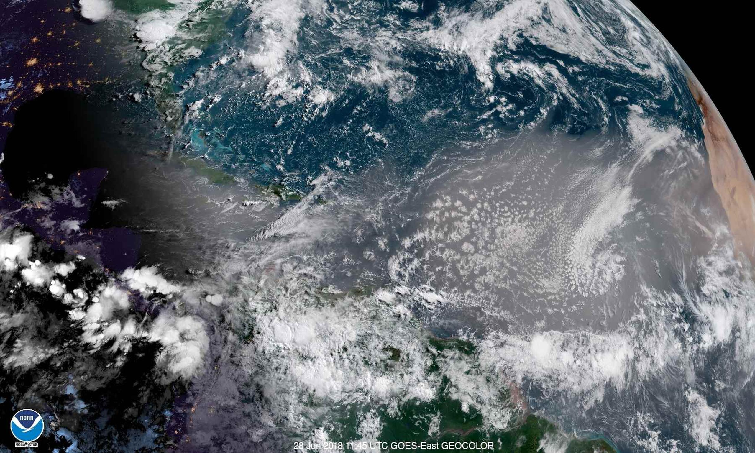 Imagen de satélite que muestra la nube de polvo del Sahara en el océano Atlántico y el mar Caribe. (NOAA)