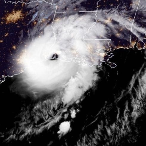 Huracán Laura azota implacable a Louisiana y Texas