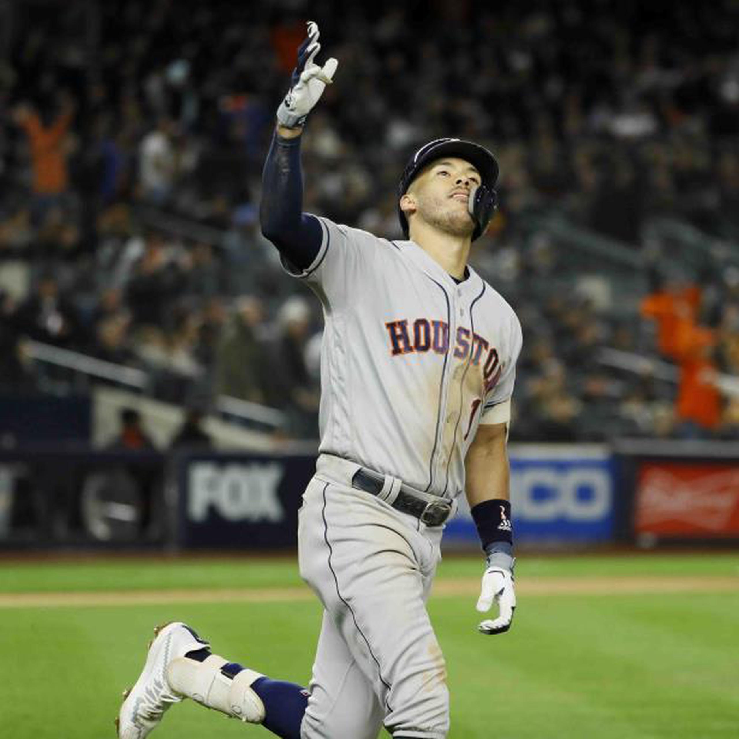El campocorto de los Astros, Carlos Correa, celebra su cuadrangular de tres carreras del jueves en el Yankee Stadium. (AP / Matt Slocum)