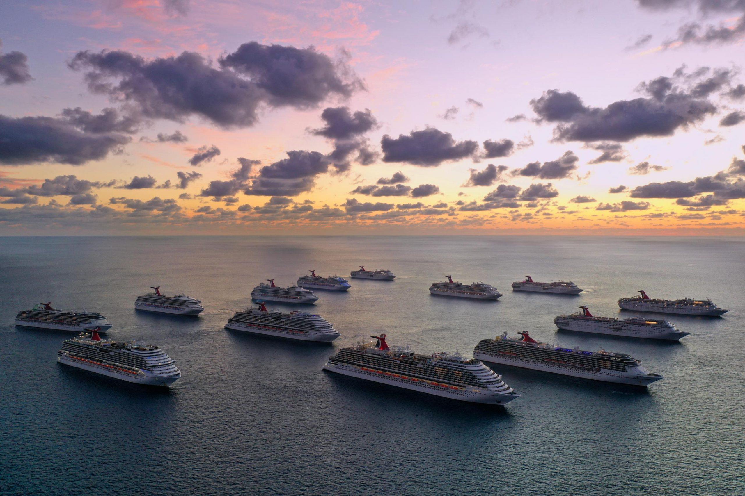 Impresionante imagen de parte de la flota de los cruceros Carnival, mientras están anclados cerca de las Bahamas, a la espera de que los dejen atracar en el puerto de Miami.