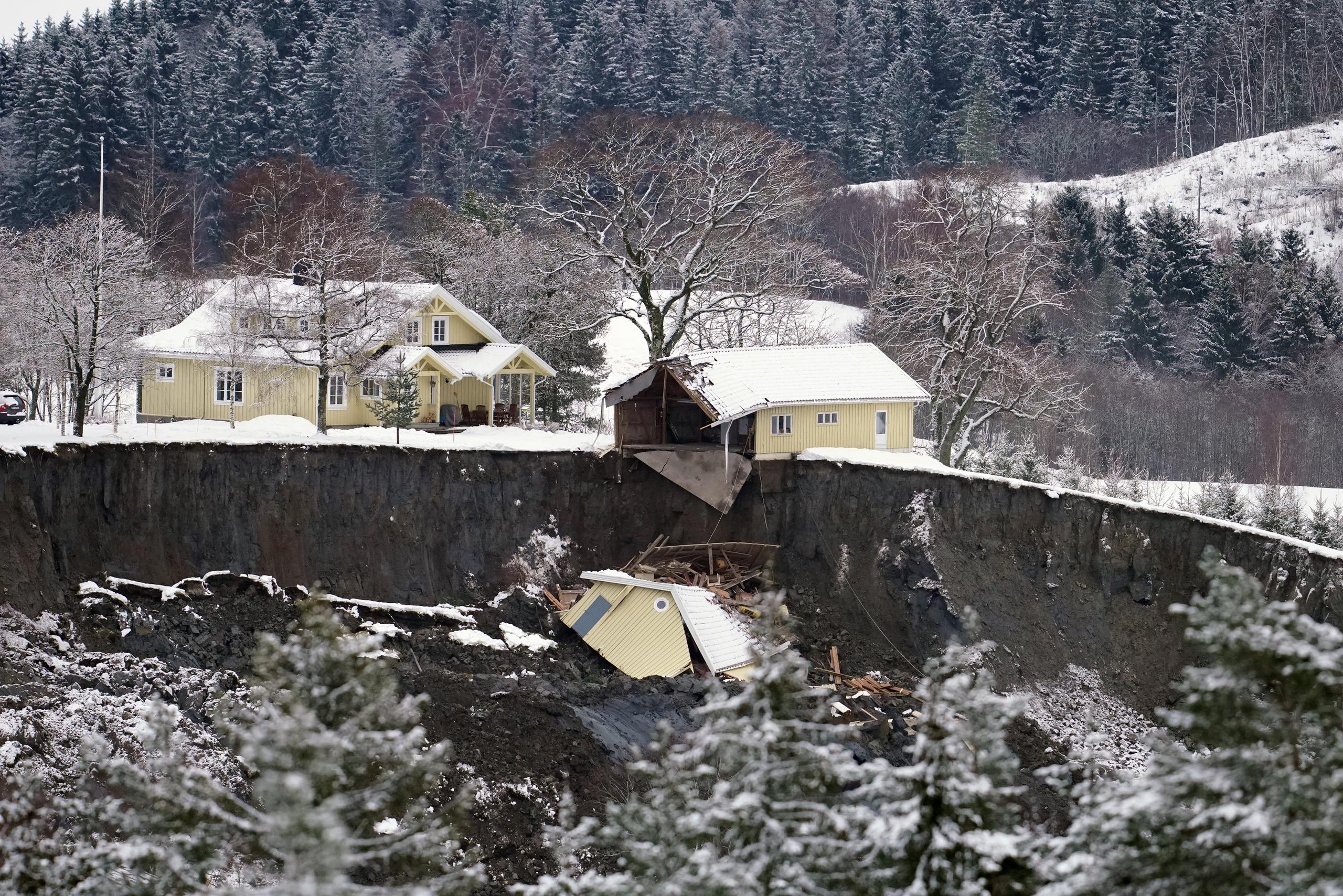Varias viviendas destruidas luego de un deslizamiento de tierra en el municipio de Gjerdrum, cerca de Ask, Noruega.