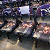 Algunos fans que asistan al WWE Backlash se llevarán silla conmemorativa de Bad Bunny