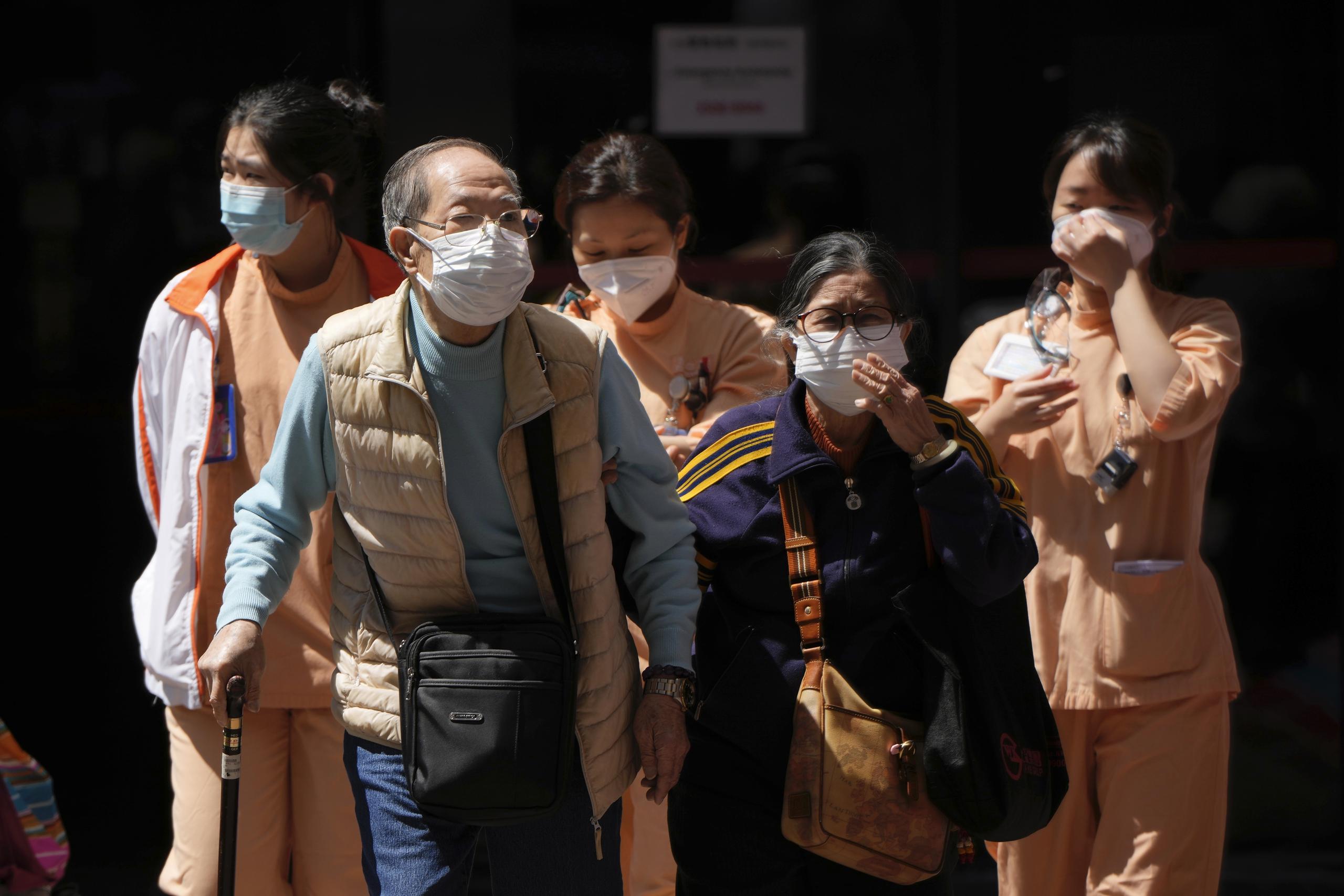En la última semana, Hong Kong ha sido uno de los pocos países en reportar un panorama negativo durante la pandemia del COVID-19, tras reportar alrededor de 150 decesos diarios, la peor tasa de mortalidad por millón de habitantes.