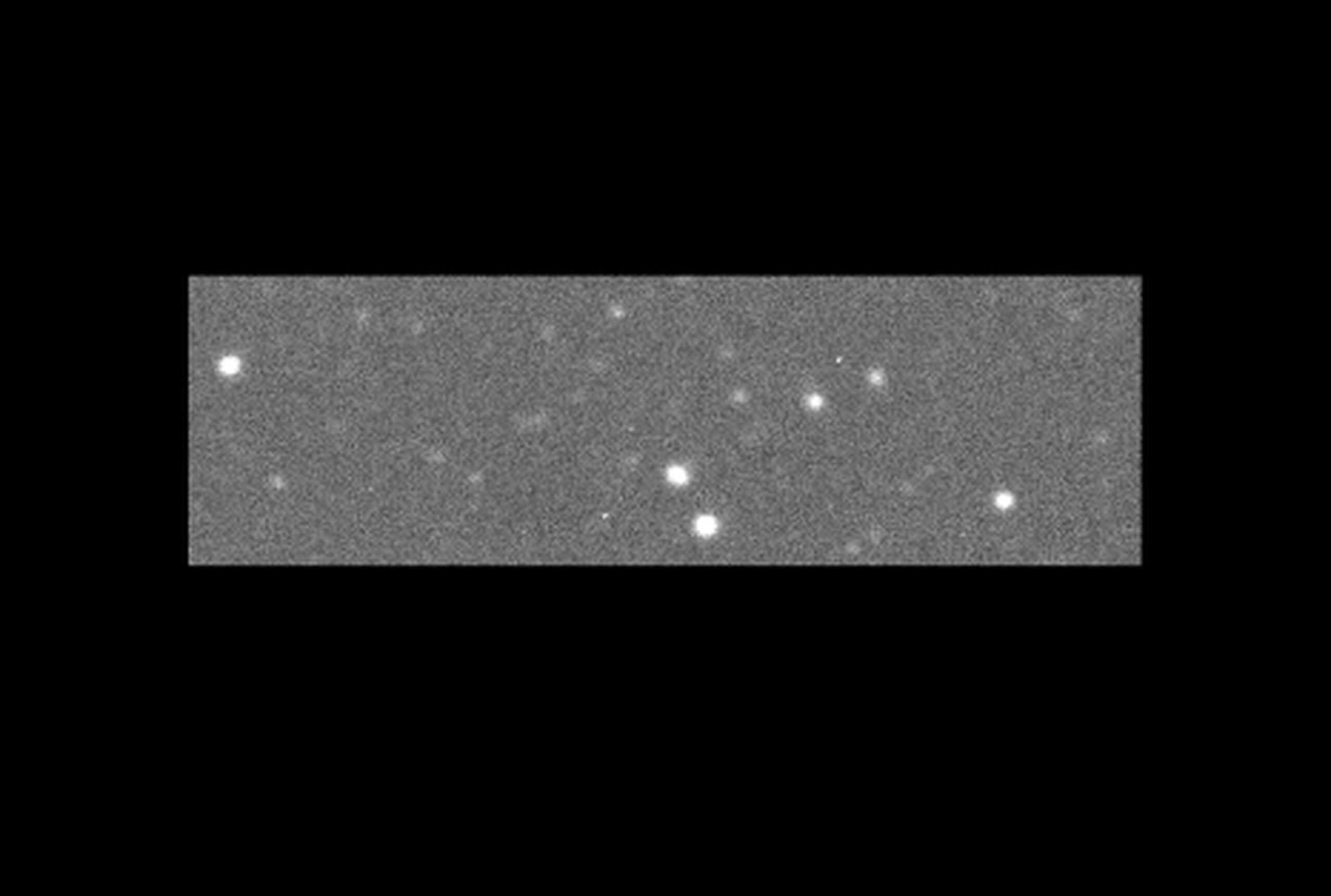 La agencia espacial estadounidense NASA difundió hoy las primeras imágenes del asteroide que se espera que mañana pase a apenas 27.860 kilómetros de la Tierra. (NASA)