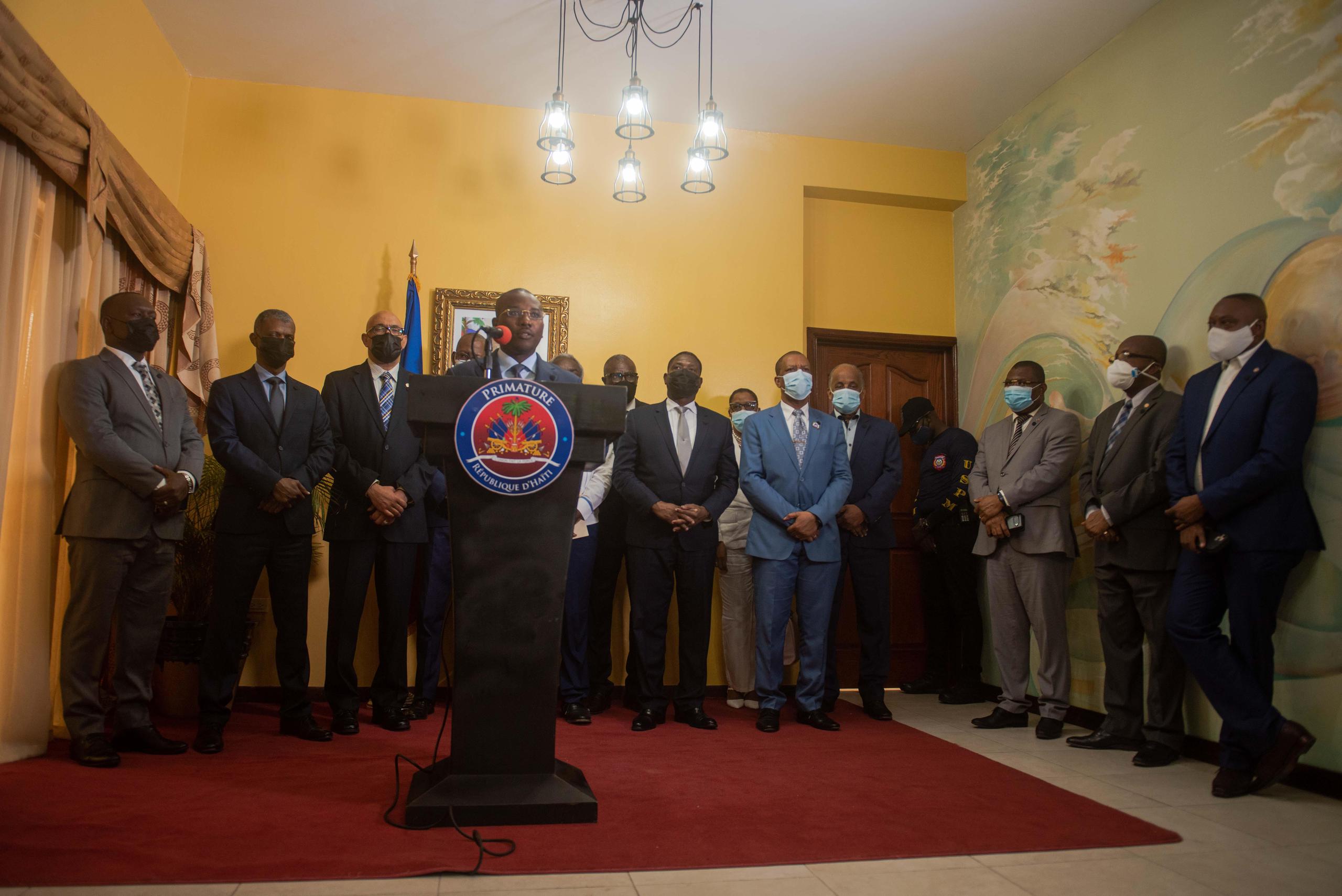 El primer ministro interino de Haití, Claude Joseph, habla hoy, durante el acto de presentación del comité encargado de organizar el funeral del presidente asesinado Jovenel Moise, en Puerto Príncipe.