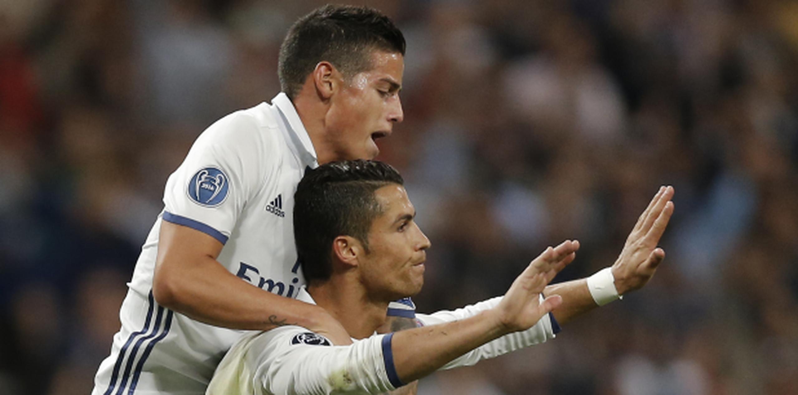 James Rodríguez brinca encima de Cristiano Ronaldo luego de que el portugués anotara el gol del triunfo. (Prensa Asociada)