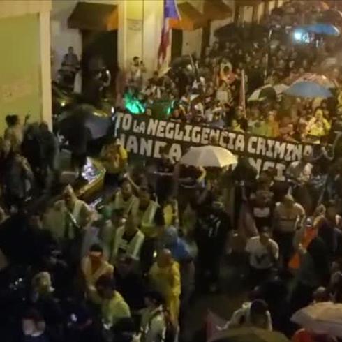 Miles de boricuas marchan de noche contra Wanda Vázquez