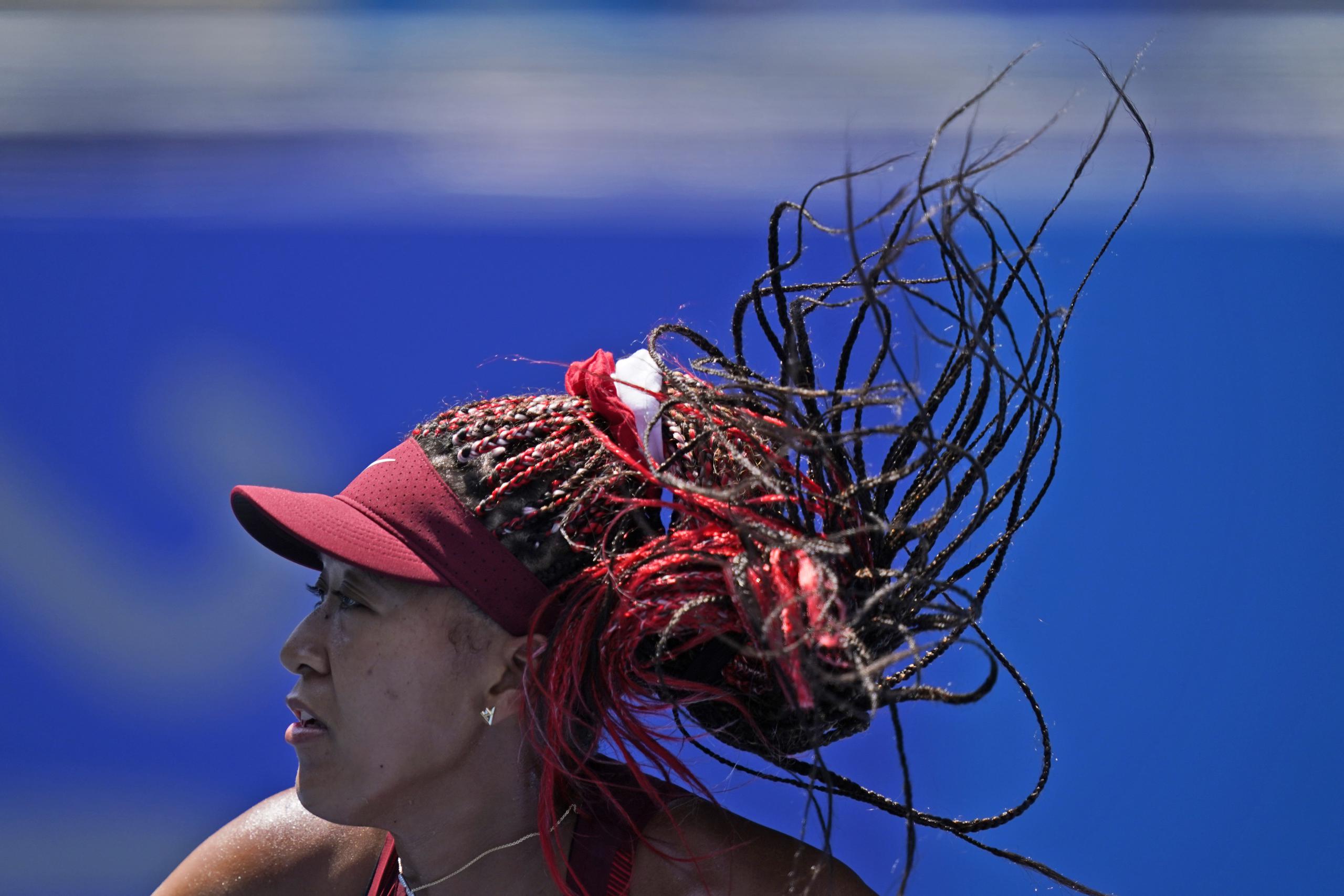 La japonesa Naomi Osaka durante su partido contra la china Saisai Zheng por la primera ronda del tenis de los Juegos Olímpicos de Tokio 2020.