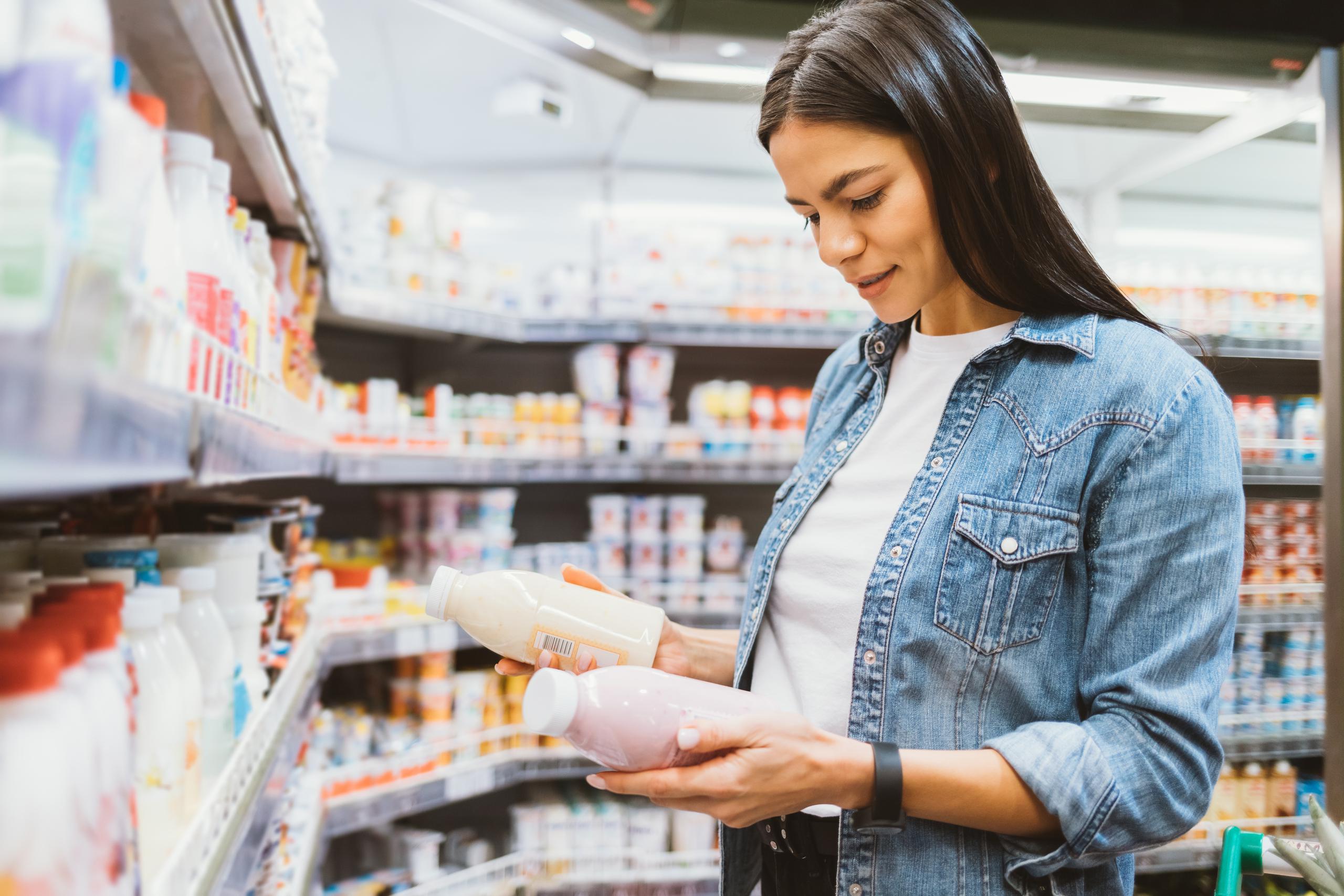 Aprender a leer la etiqueta con los datos nutricionales que por ley federal deben tener los alimentos te ayudará a tomar decisiones educadas sobre lo que vas a consumir.