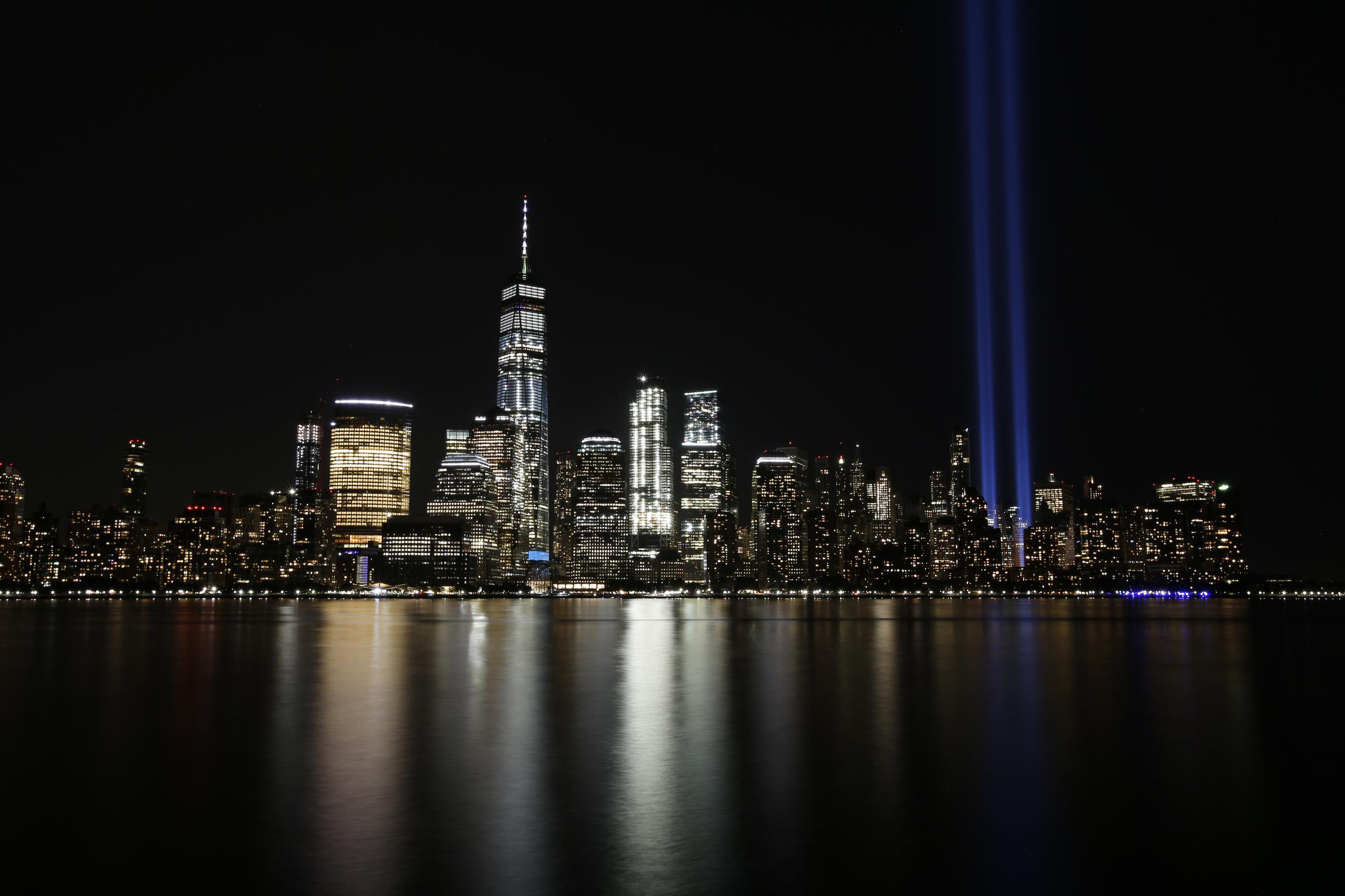 El Tribute in Light ilumina el cielo en el Bajo Manhattan, Nueva York, visto desde la otra orilla del Río Hudson, en Jersey City.