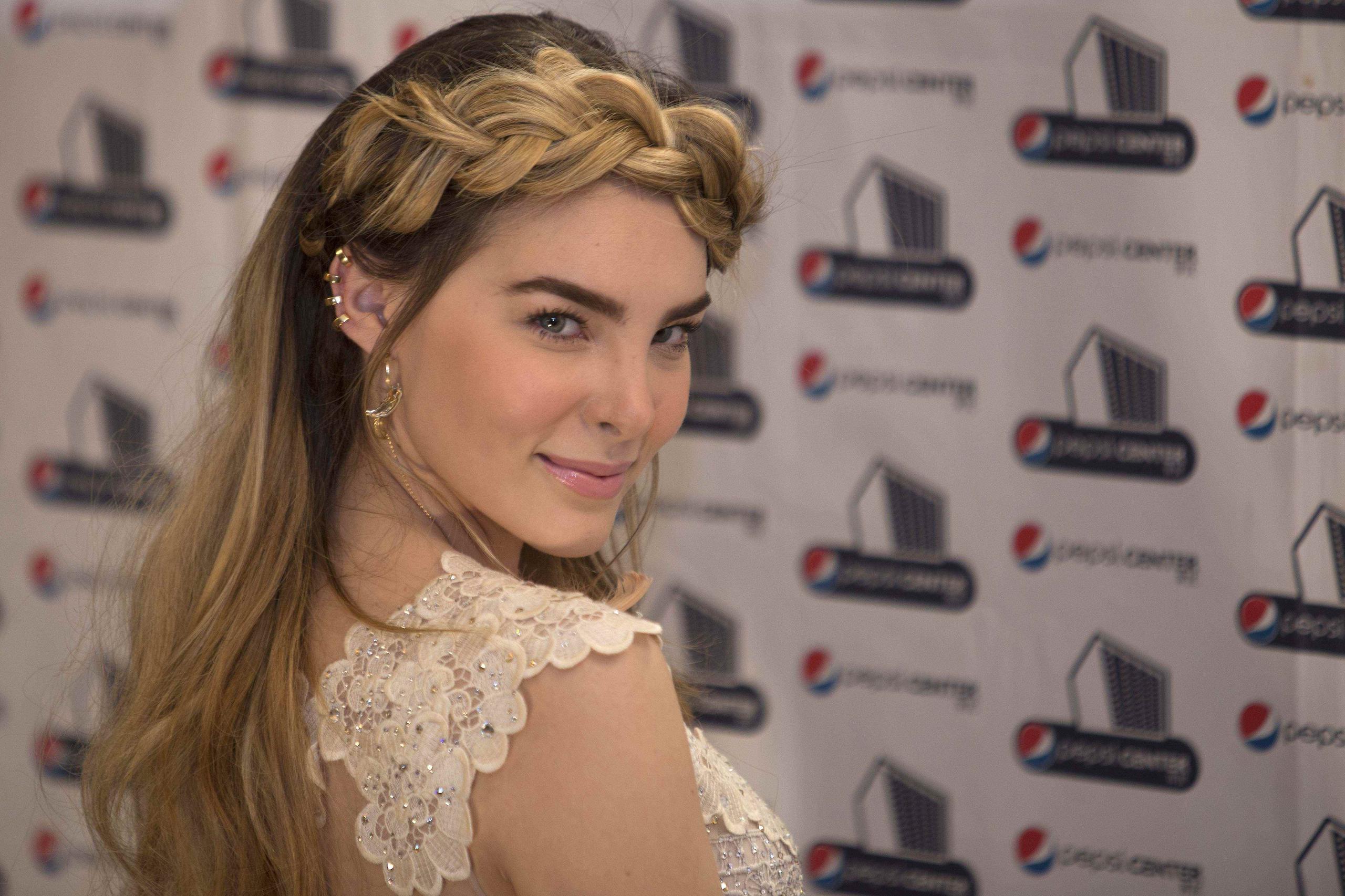 No es el primera vez que la cantante y actriz mexicana le reclama a sus fanáticos. (Archivo / AP)