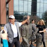 Develan estatua de Iván Rodríguez en el nuevo estadio de Texas