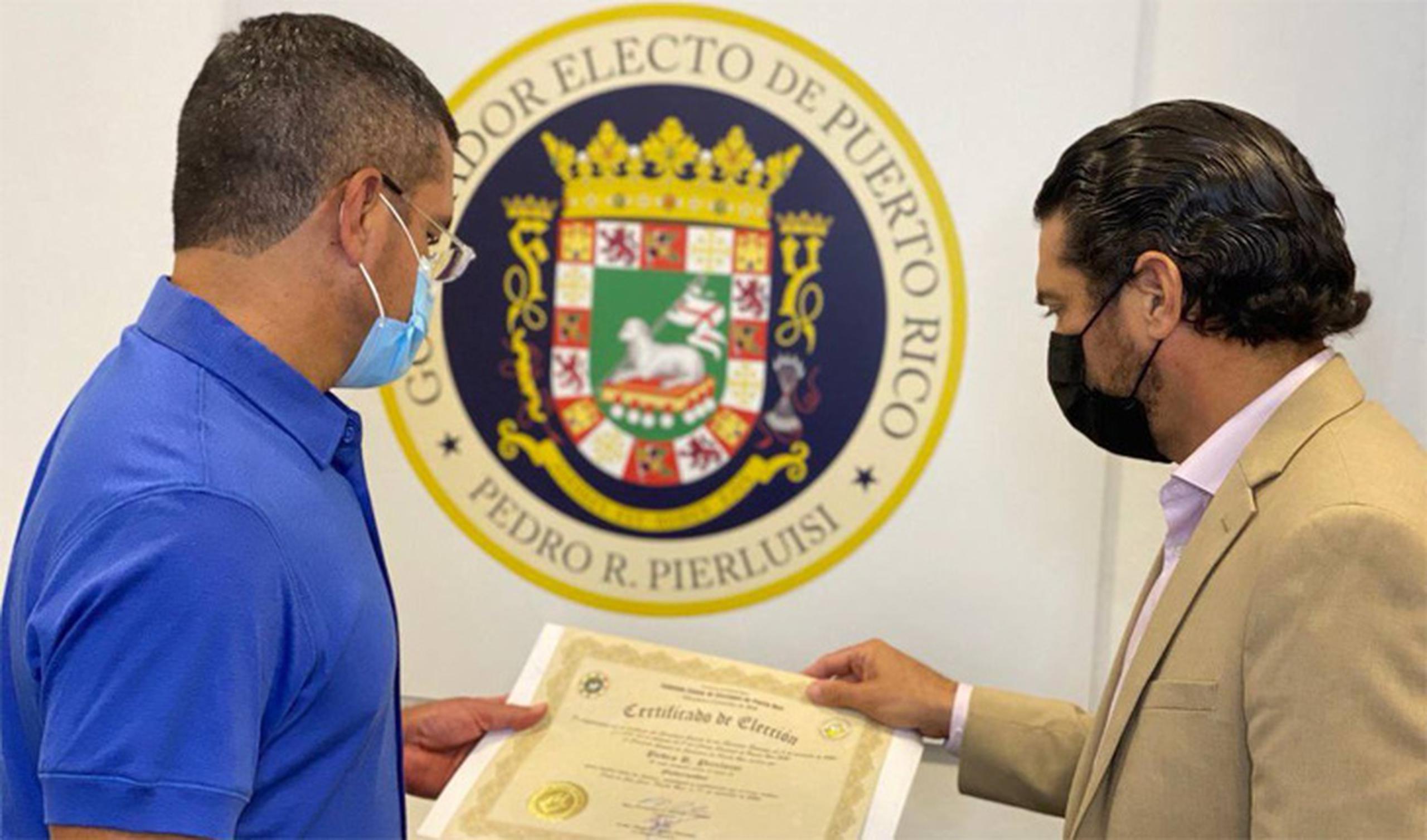 Pedro Pierluisi recibe certificación oficial de la CEE.
