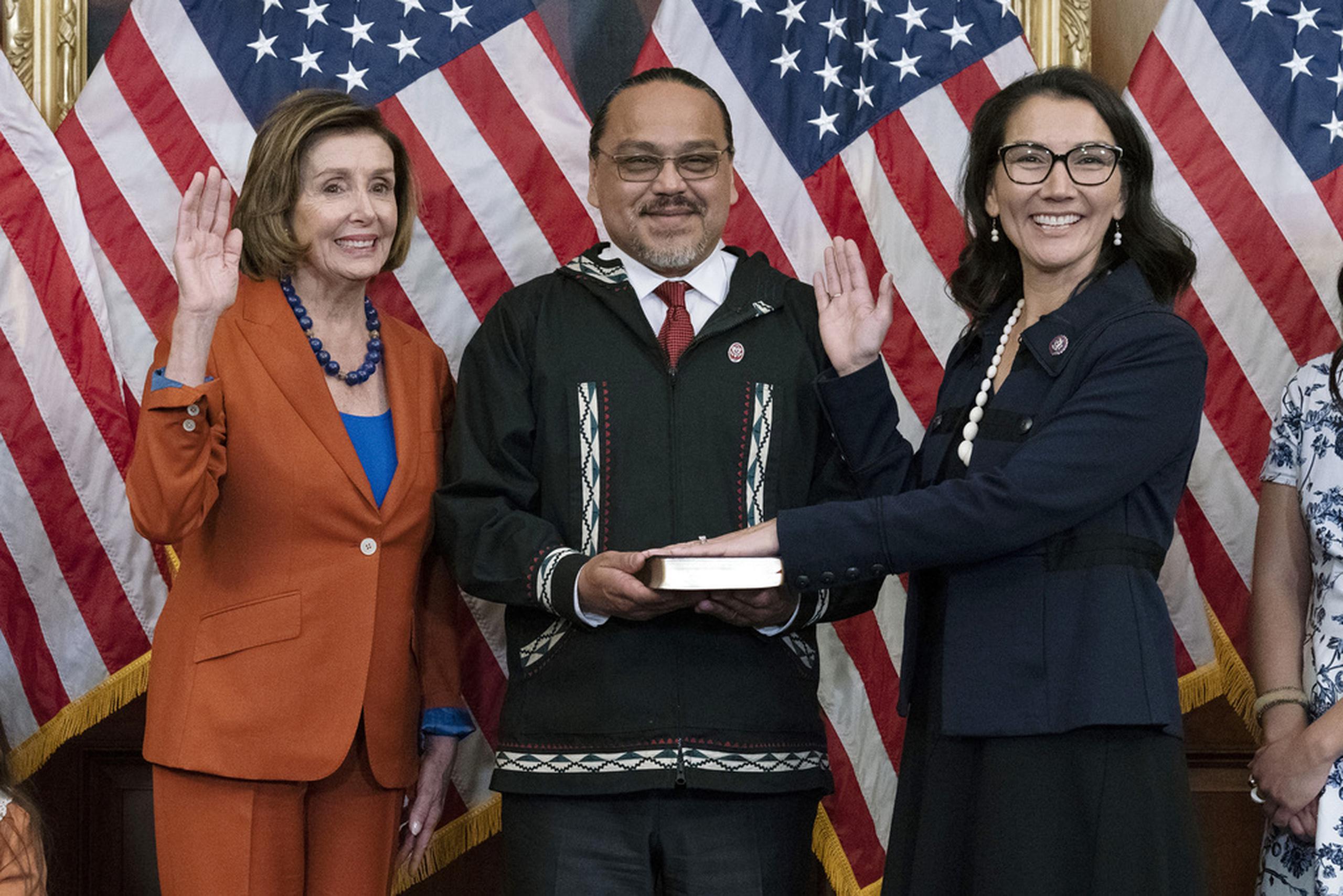 Mary Peltola durante su juramento como representante de Alaska junto a su esposo Eugene "Buzzy" Peltola Jr. y la entonces presidenta de la Cámara, Nancy Pelosi, el 13 de septiembre de 2022.