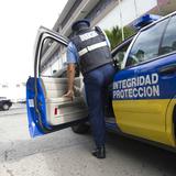 Investigan accidente con vehículo volcado en residencial de Hormigueros 