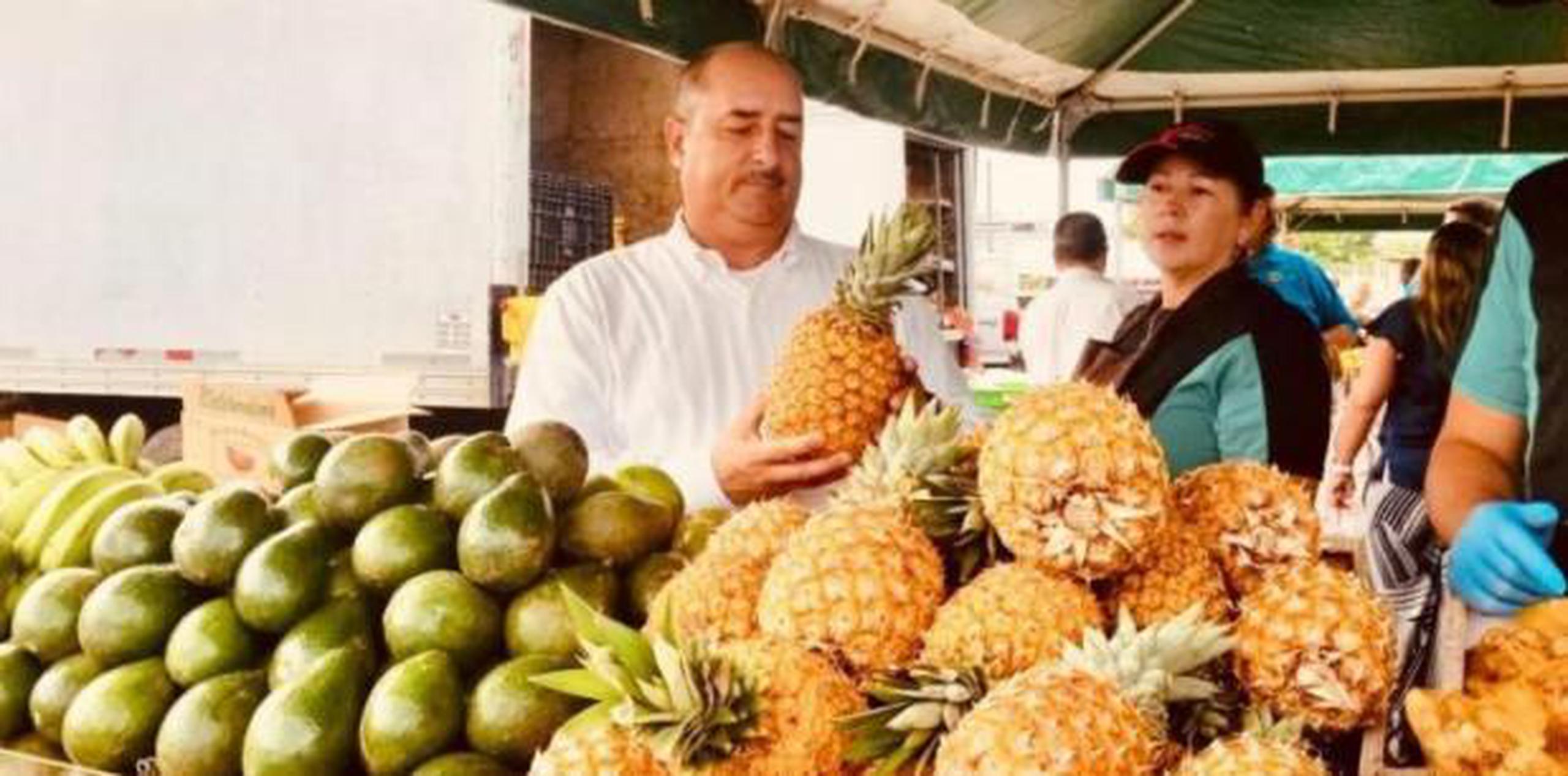 Secretario de Agricultura, Carlos Flores Ortega, en la inaguración de los mercados familiares en Humacao. (Suministrada)