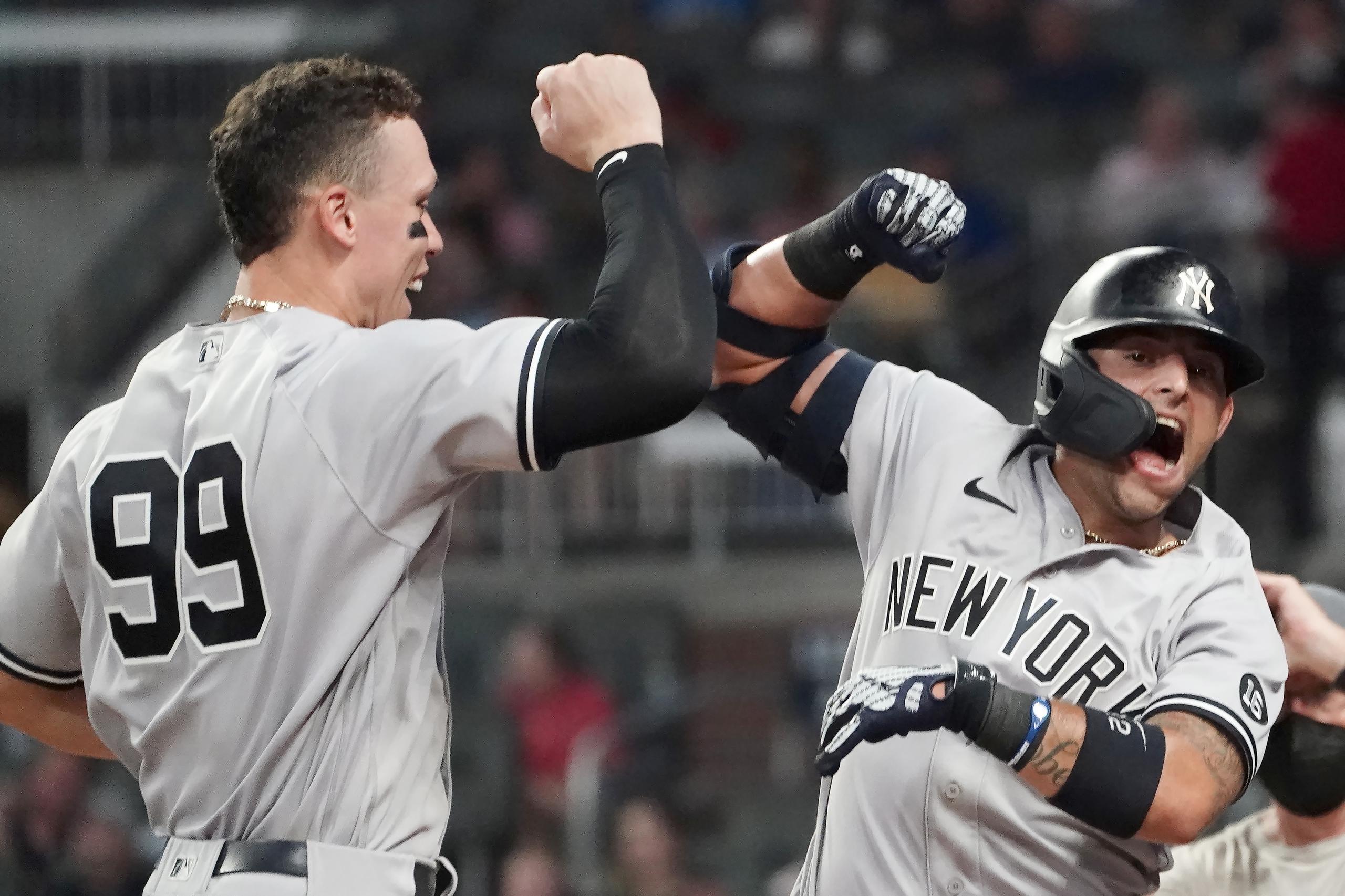 Aaron Judge (99) y Rougned Odor celebran uno de los muchos momentos exitosos que los Yankees han vivido en sus últimos 11 juegos, los que han ganado todos.
