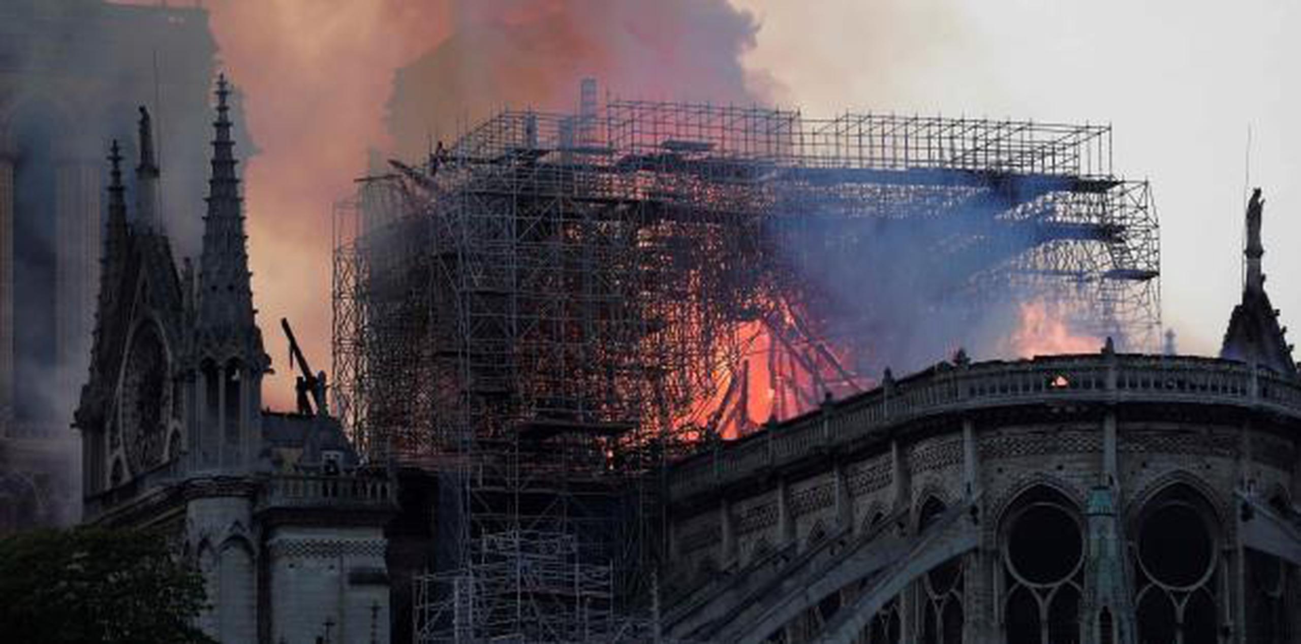El Gobierno francés cree que la estructura de la catedral "puede haberse salvado", debido al enfriamiento registrado en los últimos minutos. (EFE)