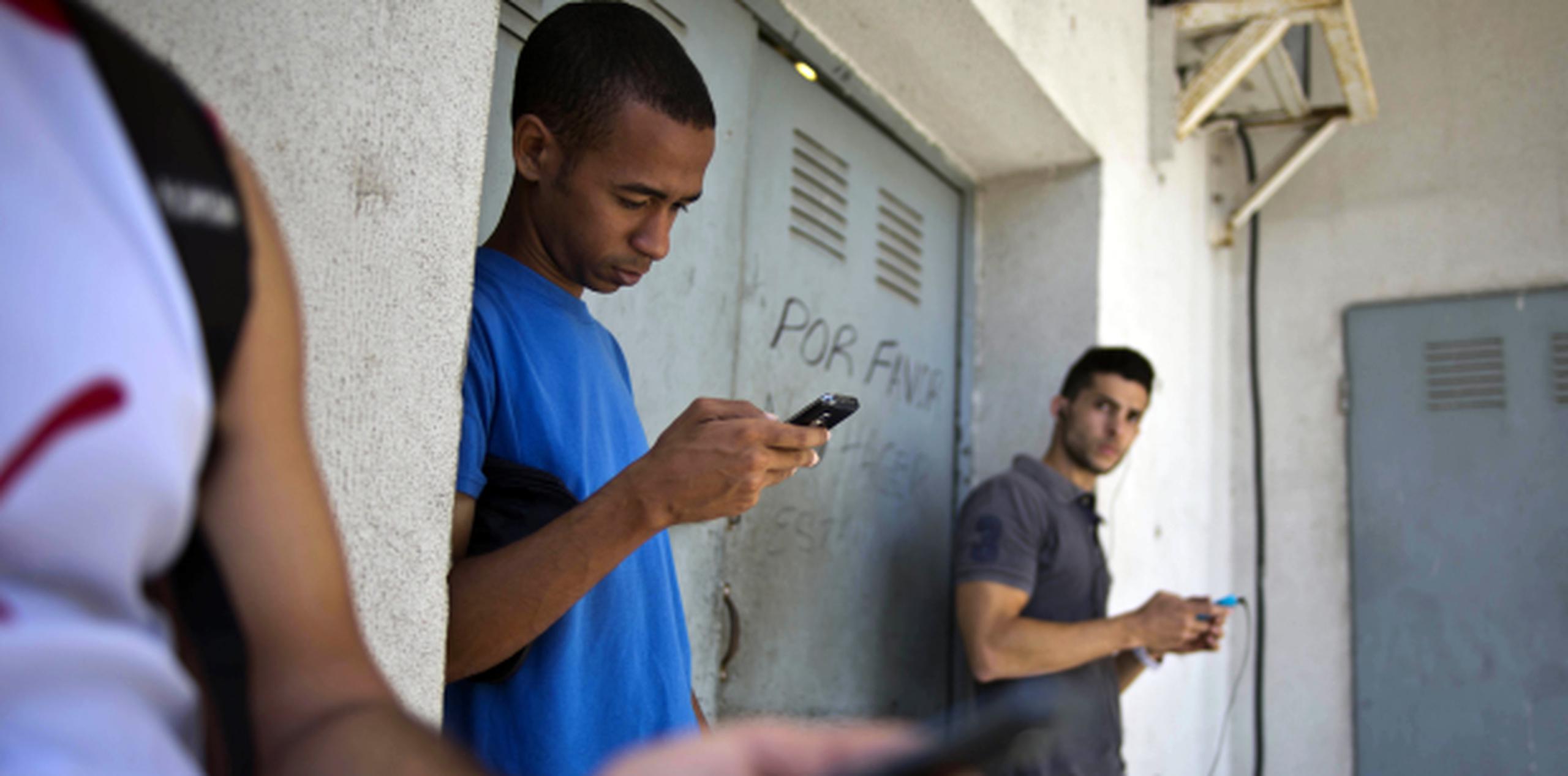 En Cuba el acceso a internet en los domicilios está prohibido. (Archivo /AP)