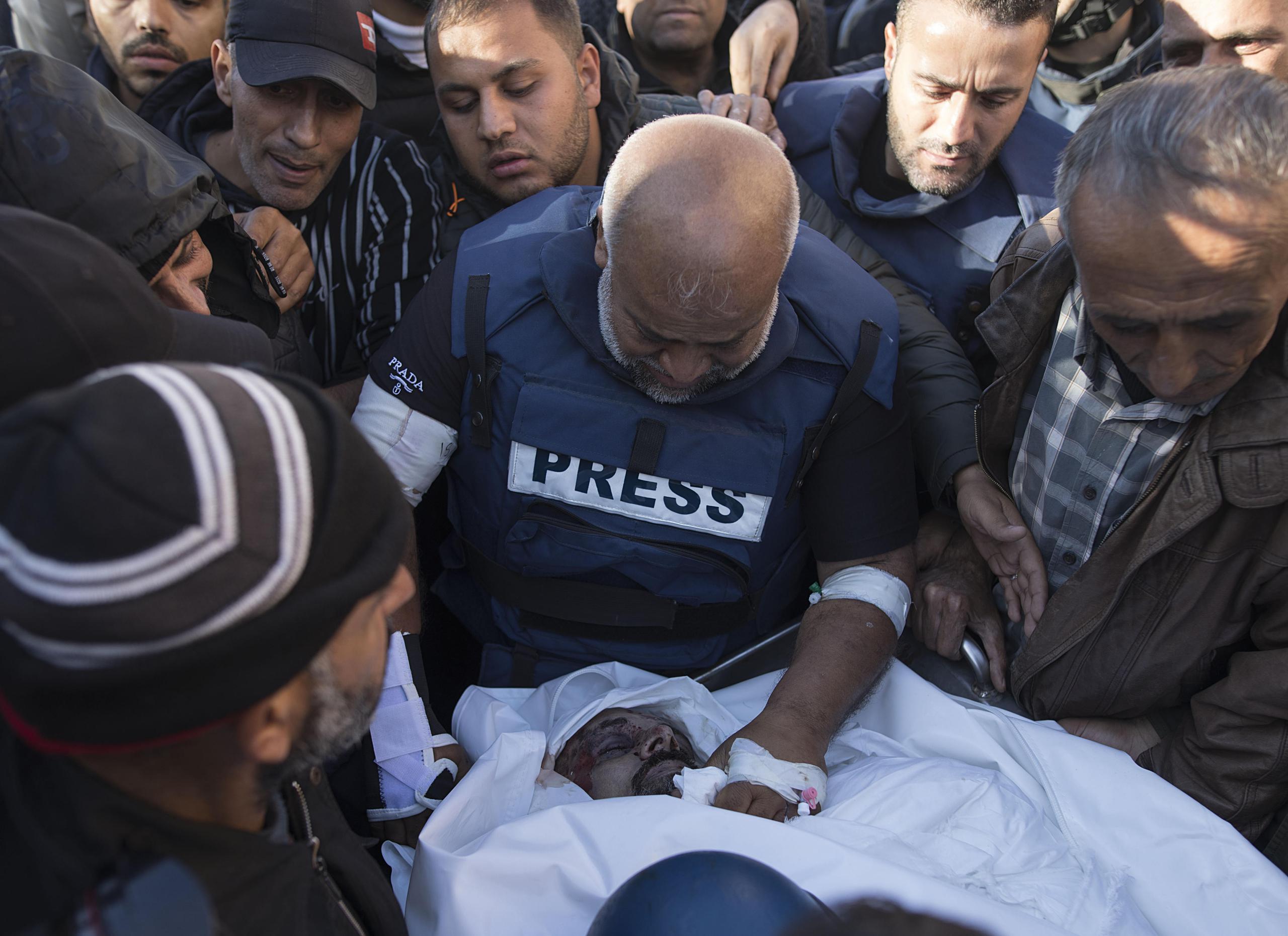 Imagen de Archivo del jefe de la corresponsalía de la televisión catarí Al Jazeera en el enclave palestino, Wael al Dahdouh en el funeral de su compañero asesinado, el cámarógrafo Samer Abu Daqqa.
EFE/EPA/HAITHAM IMAD
