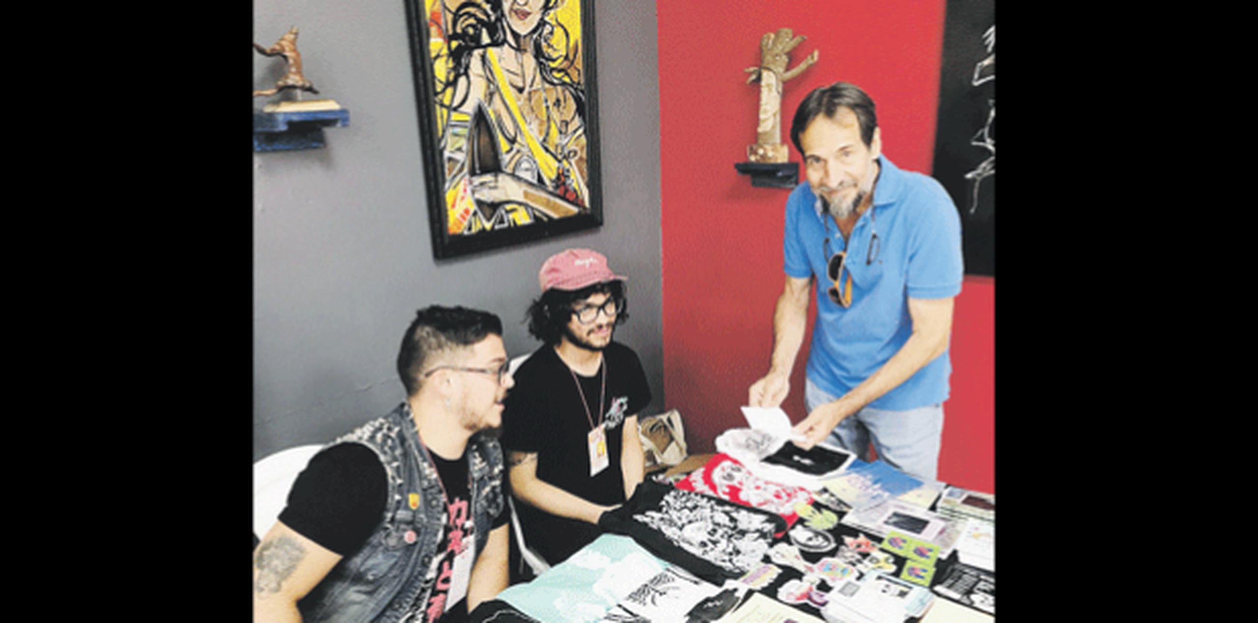 El artista CJ Román produce, hace 5 años, cómics, stickers y camisas. (SUMINISTRADA)
