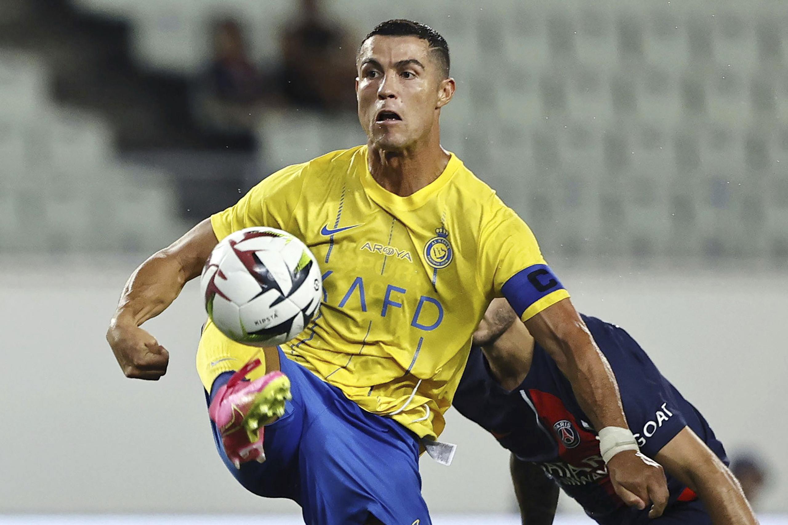Cristiano Ronaldo, delantero de Al Nassr, controla el balón en el partido amistoso contra Paris Saint-Germain, el martes 25 de julio de 2023.