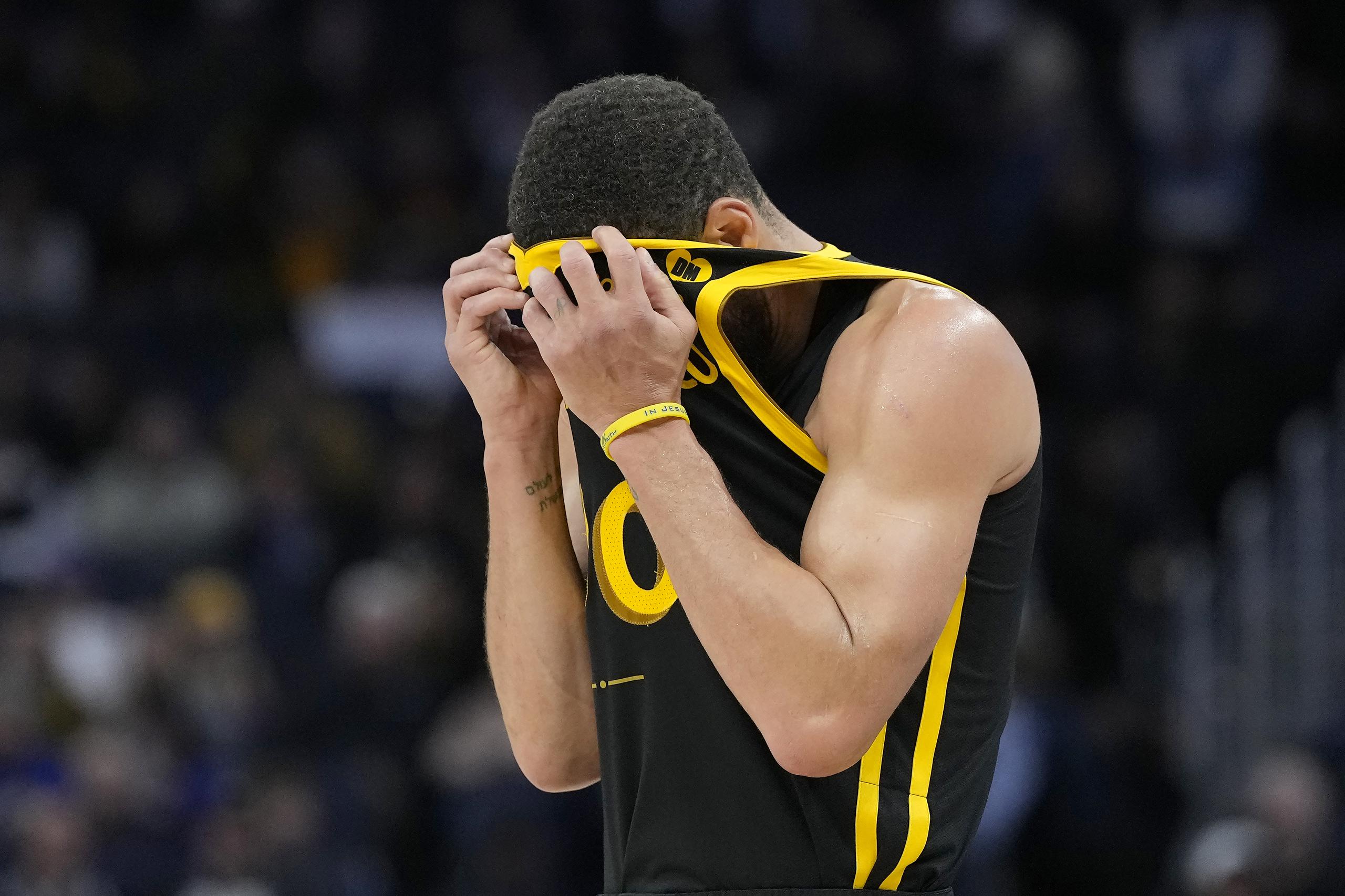 El base de los Warriors de Golden State Stephen Curry se cubre la cara con la camiseta durante el encuentro ante los Pacers de Indiana el viernes 22 de marzo del 2024. (AP Foto/Jeff Chiu)
