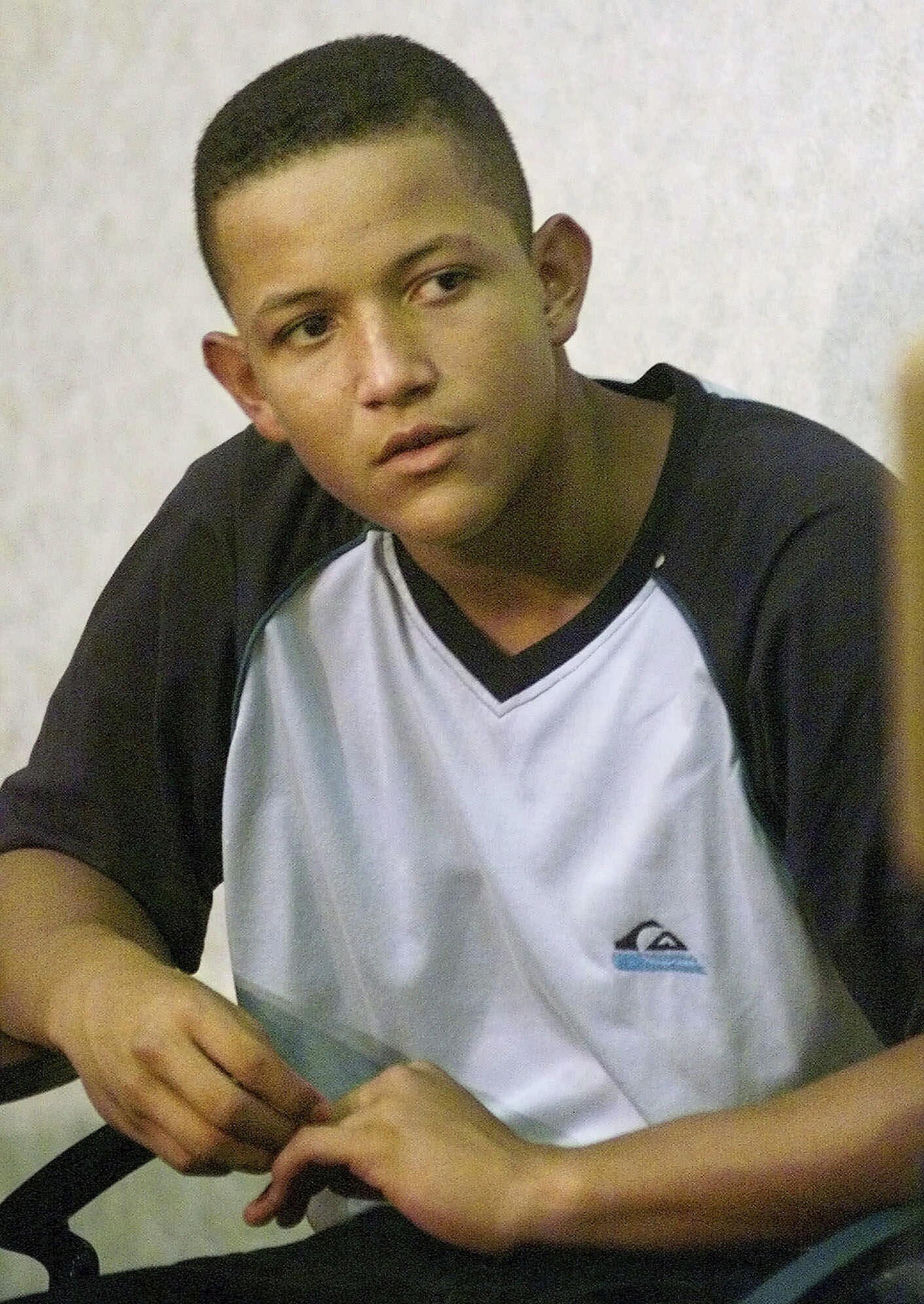 Miguel Cabrera, con apenas 16 años, observa mientras era presentado como una firma de los Marlins en el 1999. Recibió una bonificación de $1.8 millones. 