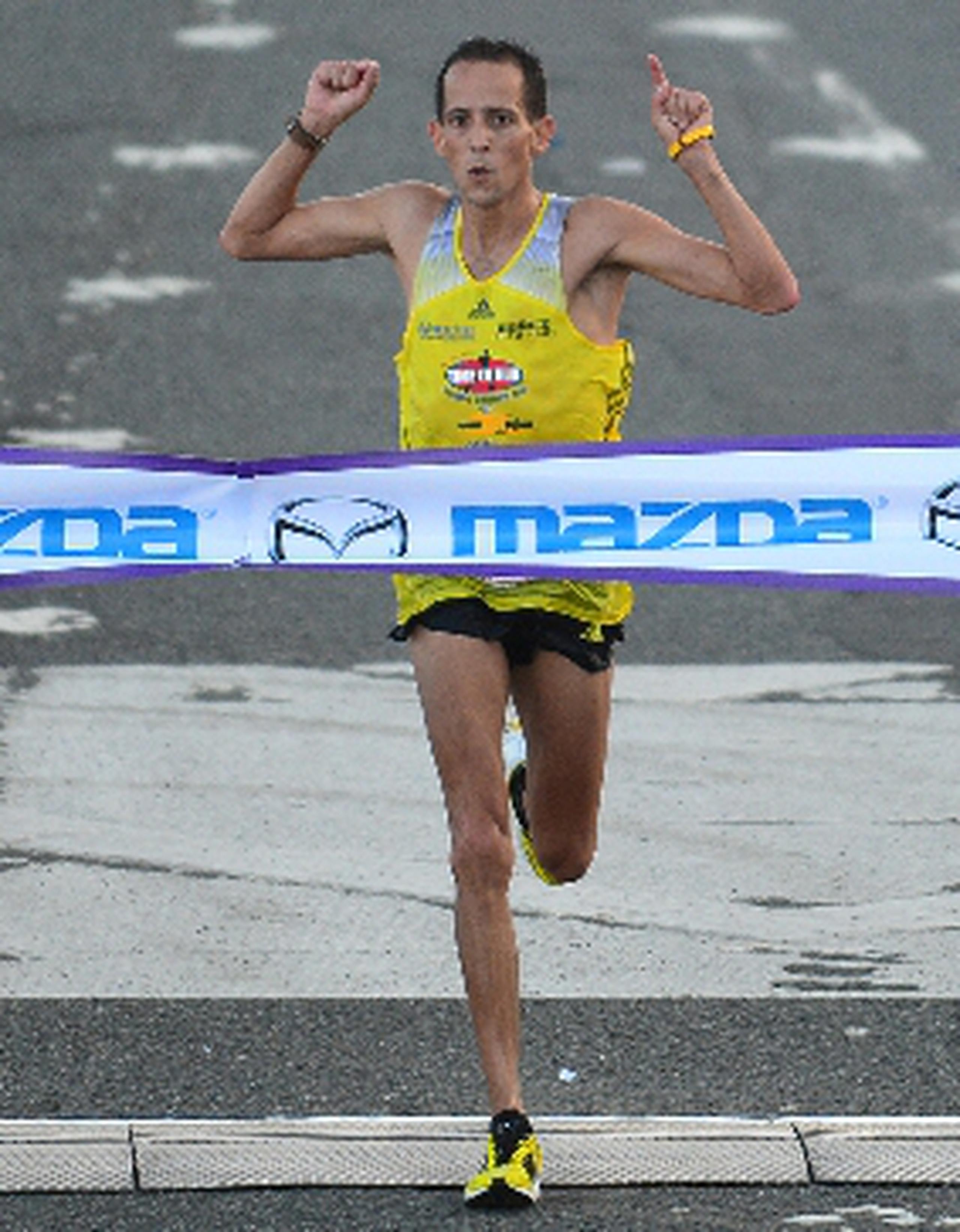 Luis Rivera levanta los brazos al cruzar la meta en el puente Teodoro Moscoso.&nbsp;<font color="yellow">(luis.alcaladelolmo@gfrmedia.com)</font>