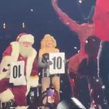 Madonna pone en aprietos a Santa Claus en concierto