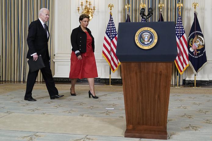 El presidente Joe Biden llega acompañado de su directora de presupuesto, Shalanda Young, para hablar acerca de su propuesta presupuestal para el año fiscal 2023, el lunes 28 de marzo de 2022, en el Comedor de Estado de la Casa Blanca, en Washington. (AP Foto/Patrick Semansky)