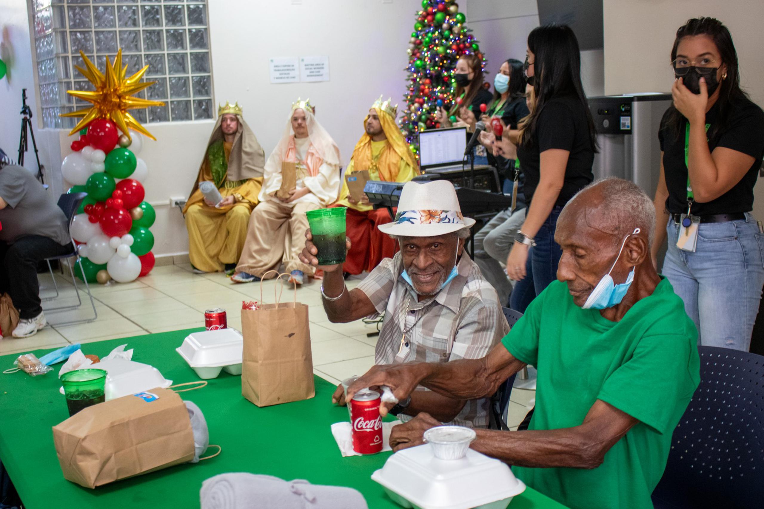 En el evento, alrededor de 200 personas sin hogar y adultos mayores disfrutaron de un desayuno, un servicio espiritual, actividades y regalos, así como un almuerzo amenizado con música navideña.