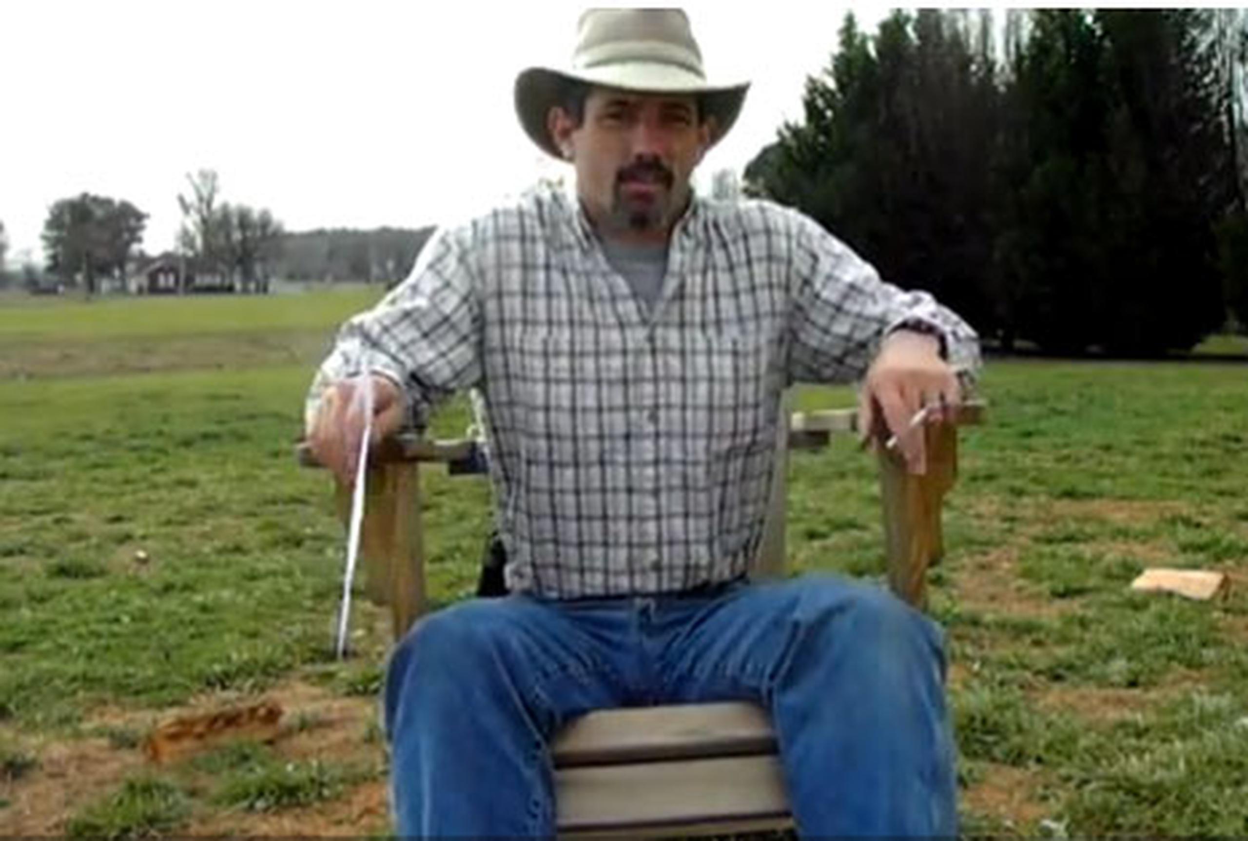 Tommy Jordan, un granjero de Texas indignado por los comentarios de su hija en Facebook, no encontró mejor forma de darle una lección que dispararle a la computadora, grabarlo en vídeo, y subirlo a YouTube.