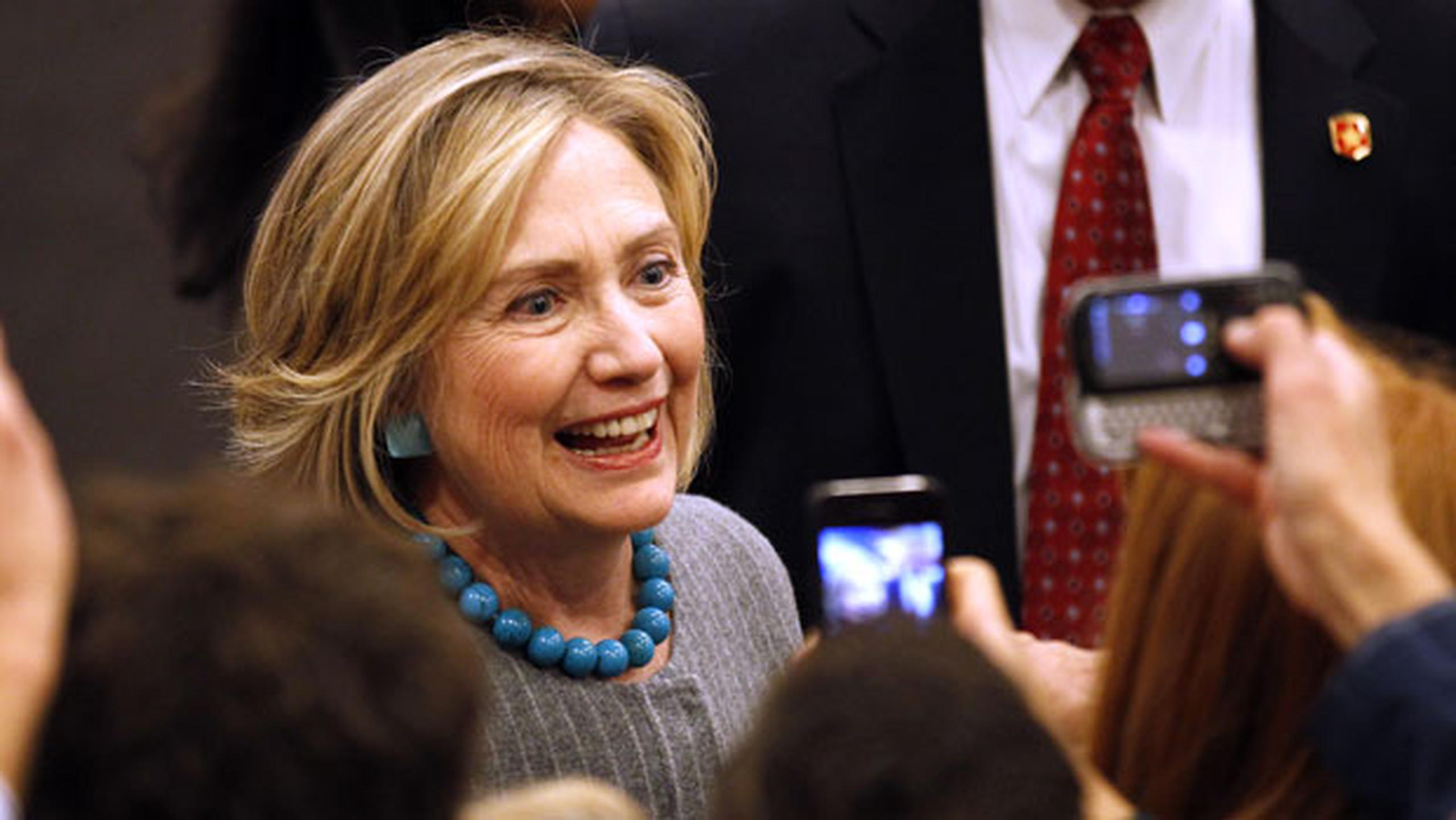 Clinton hizo campaña el viernes a favor de la fiscal general de Massachusetts Martha Coakley, quien compite por la gobernación del estado, y estuvo apoyando a candidatas para el mismo cargo en Rhode Island y Maine. (AP)