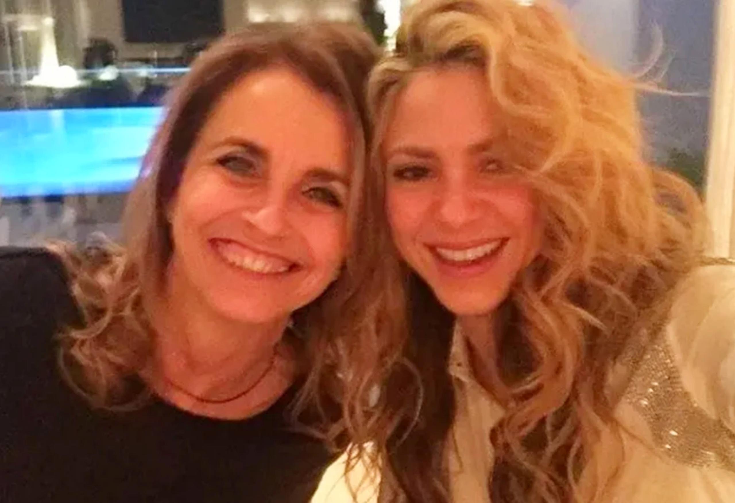 Montserrat Bernabeu, madre del exfutbolista Gerard Piqué, junto a su entonces nuera, Shakira.