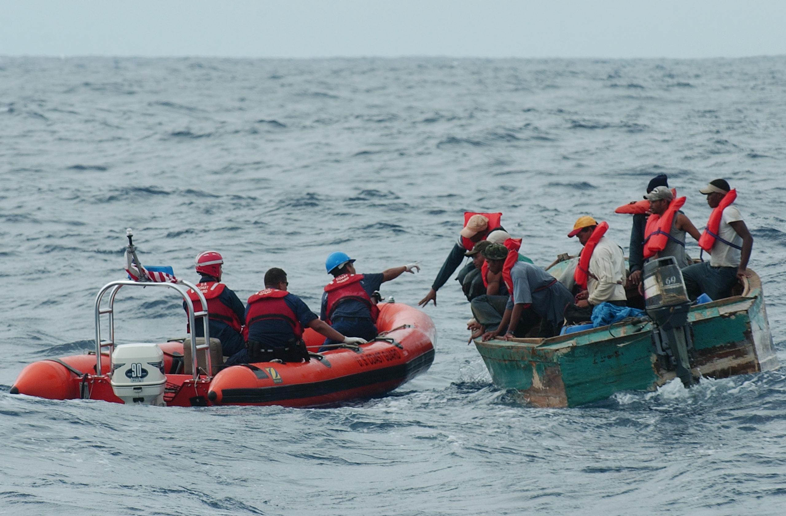 Los individuos se lanzaron al mar el jueves en la mañana, cuando una embarcación de la Guardia Costera intervino con la yola en la que viajaban.
