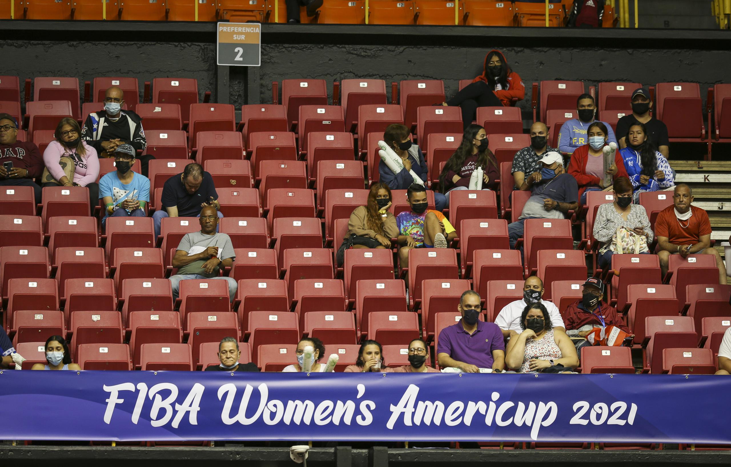 Fanáticos presentes en el coliseo Roberto Clemente durante la primera jornada del torneo AmeriCup femenino.