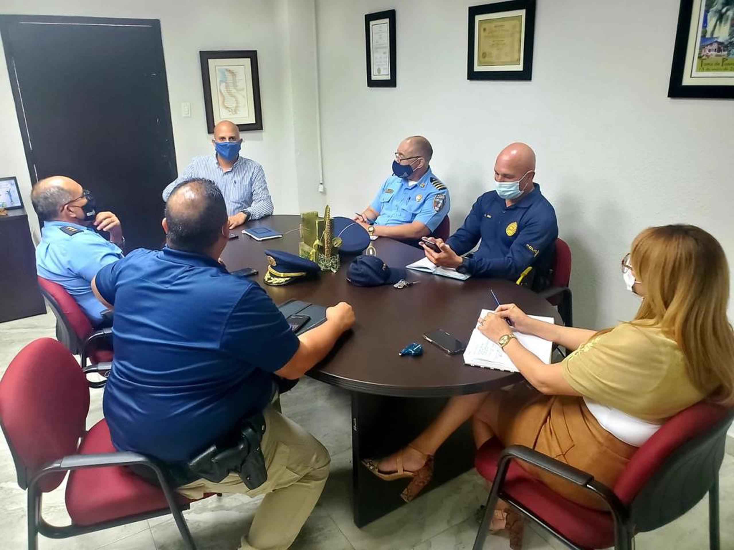Se informó que el alcalde naguabeño Noé Marcano se reunió con personal de la Policía de Puerto Rico.