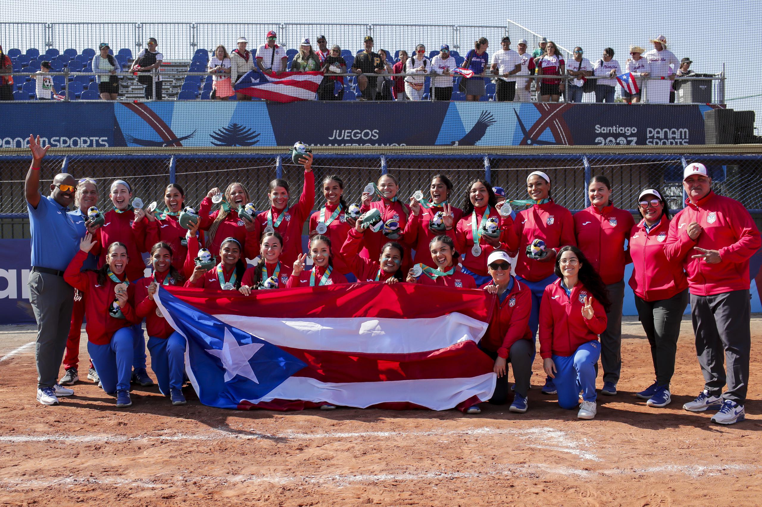 Puerto Rico posa con la presea de plata en el sóftbol femenino Panamericano.