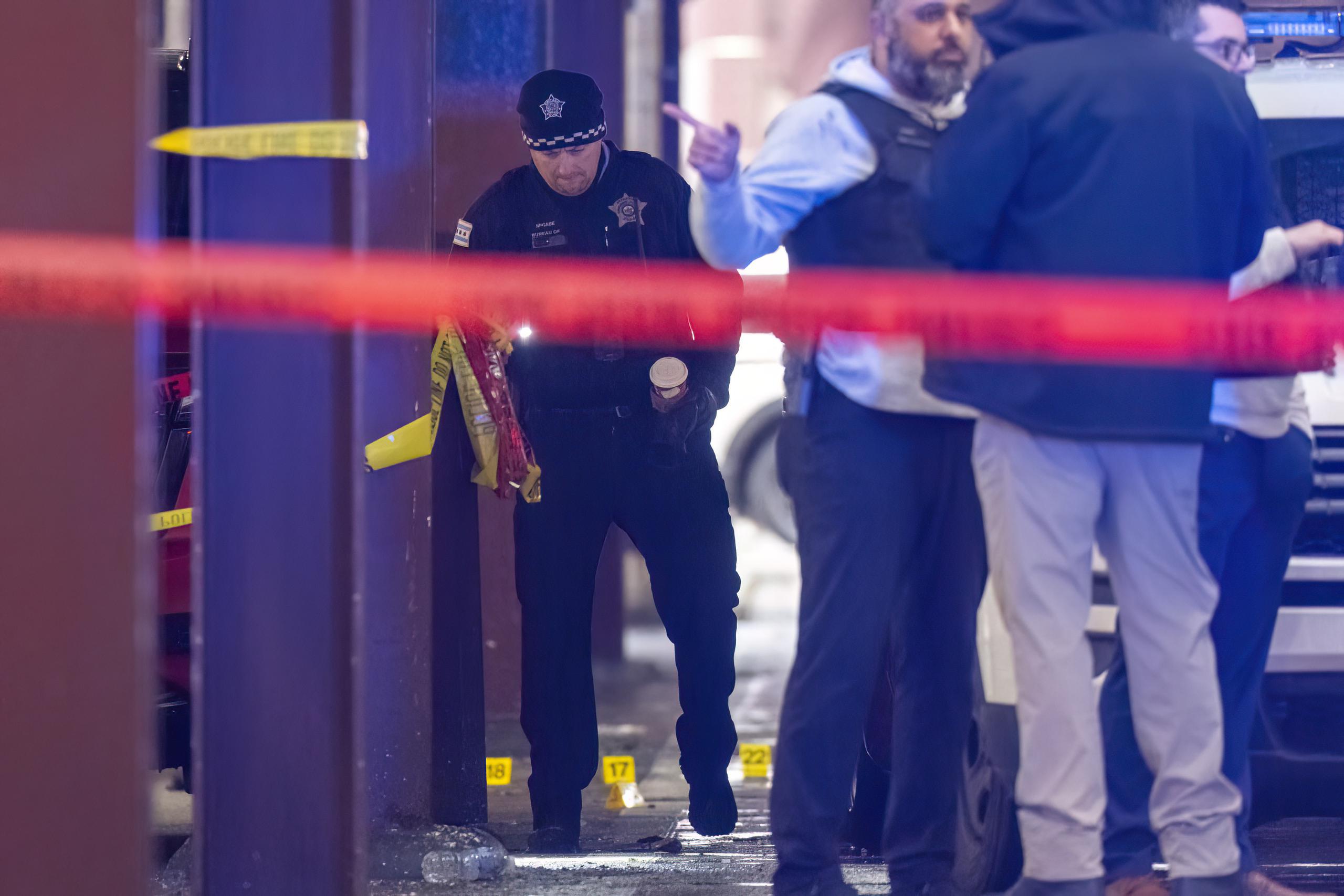 El subjefe de la policía de Chicago, Jon Hein, calificó el tiroteo como un “acto de violencia sin sentido”.