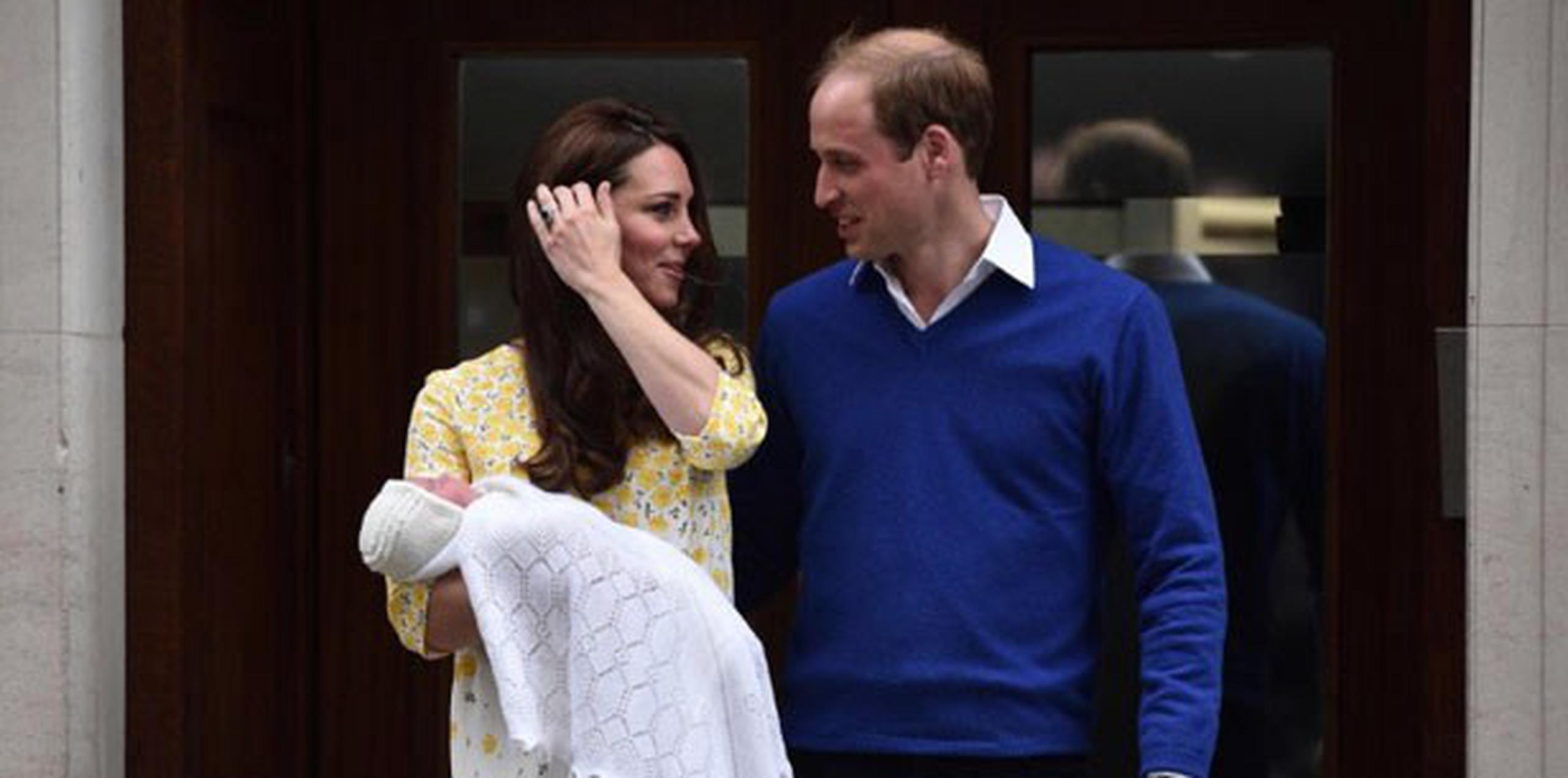 La bebé es la cuarta en la línea de sucesión al trono británico tras su abuelo, el príncipe Carlos, su padre Guillermo y su hermano, el príncipe Jorge. (AFP PHOTO / LEON NEAL)