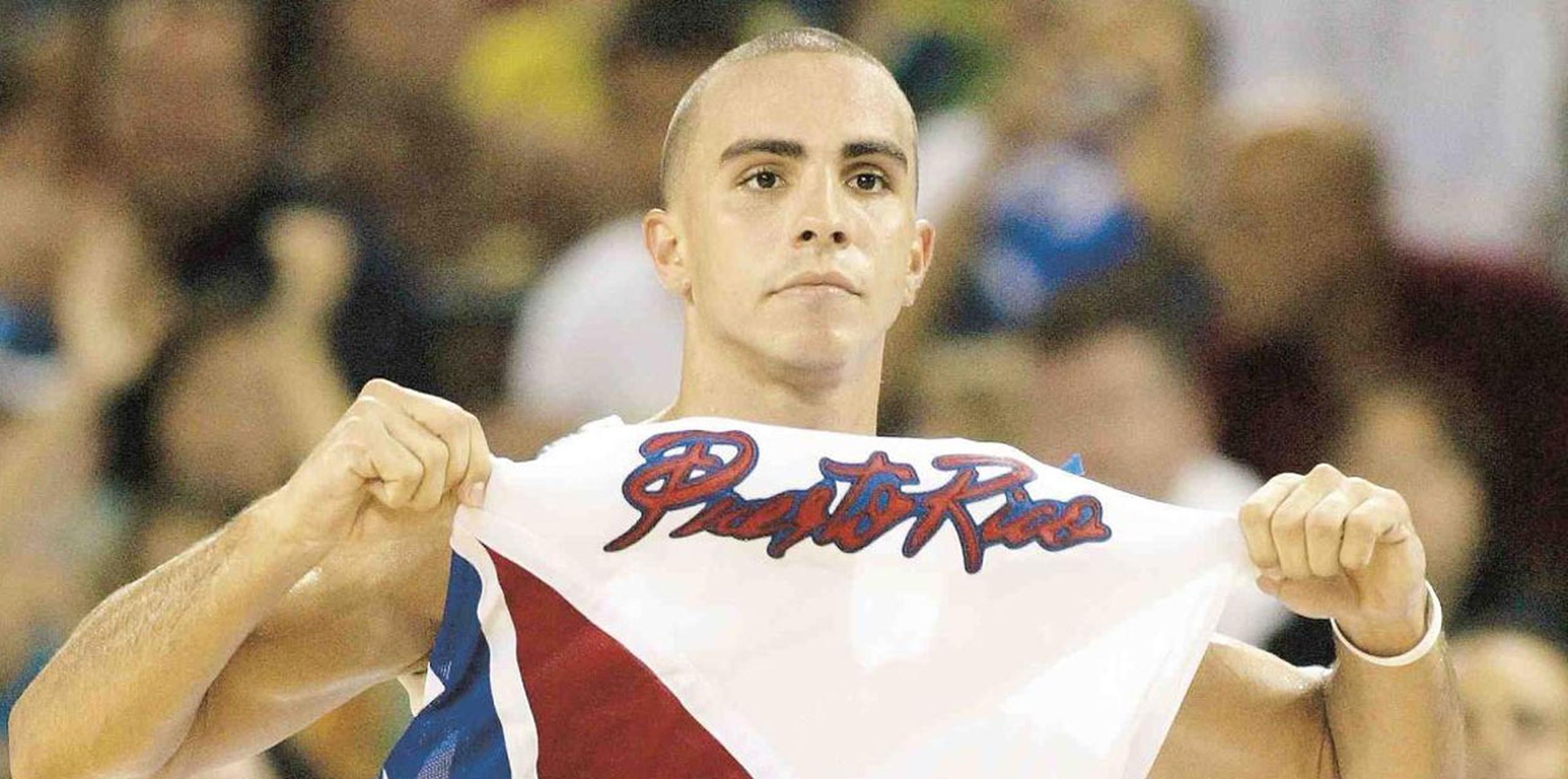 Liderado por el abanderado de Puerto Rico en los Juegos Atenas 2004, Carlos Arroyo, el Equipo Nacional de baloncesto dio la sorpresa al vencer al Dream Team de Estados Unidos en la ronda inicial. El marcador fue de 92-73.