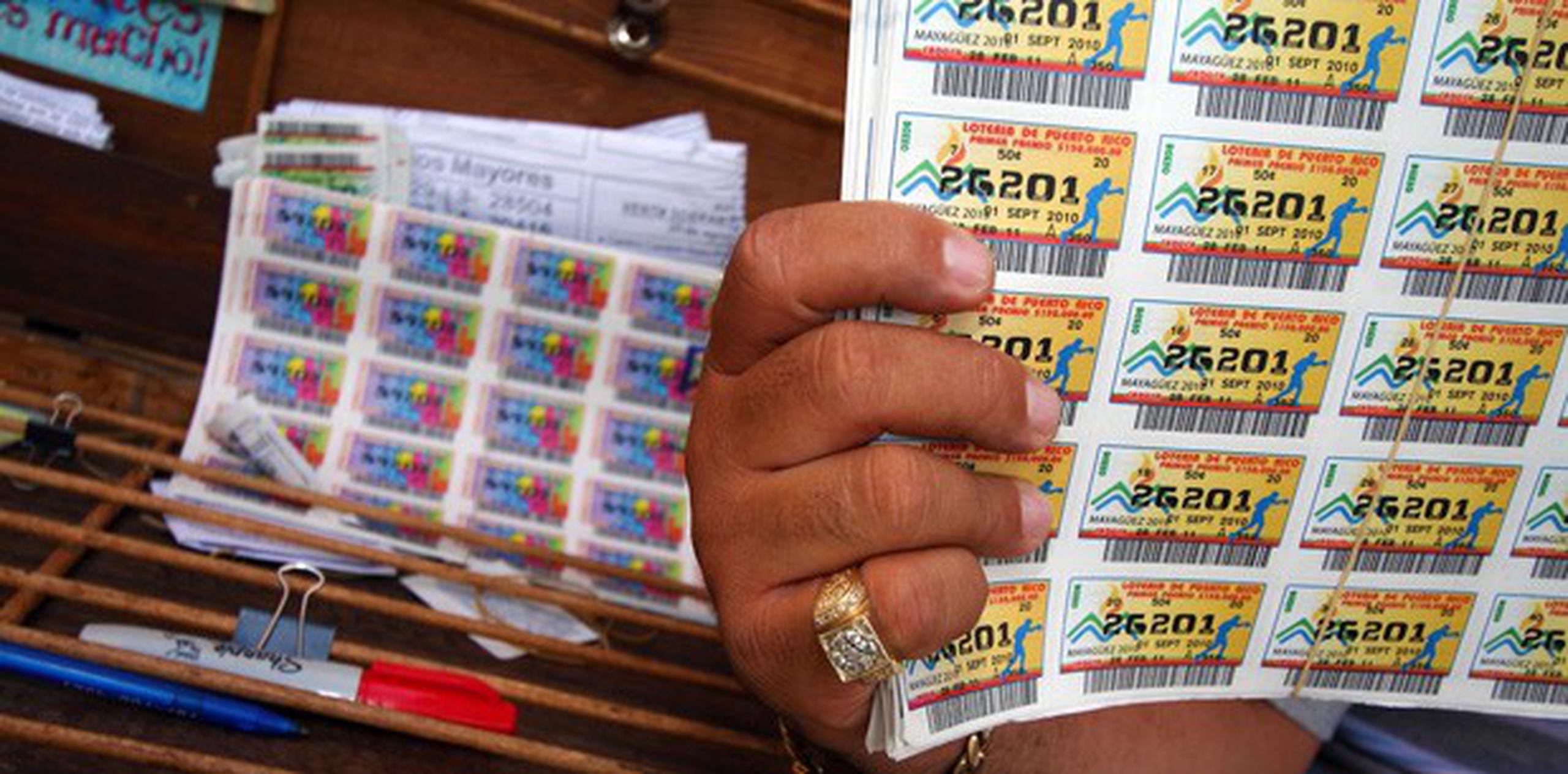 Los billetes de la Lotería Tradicional con un valor aproximado de $2,100.  (Archivo) 

