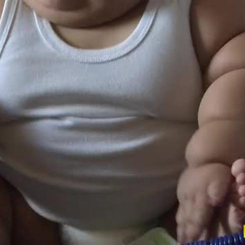 Bebé de 61 libras espera una respuesta que salve su vida