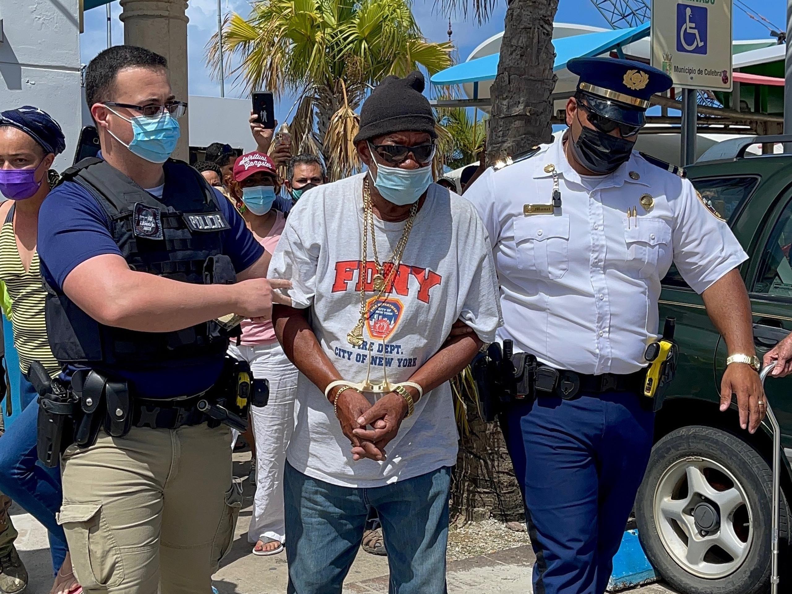 La Policía arresta a un manifestante en Culebra tras protesta marítima eb Culebra.