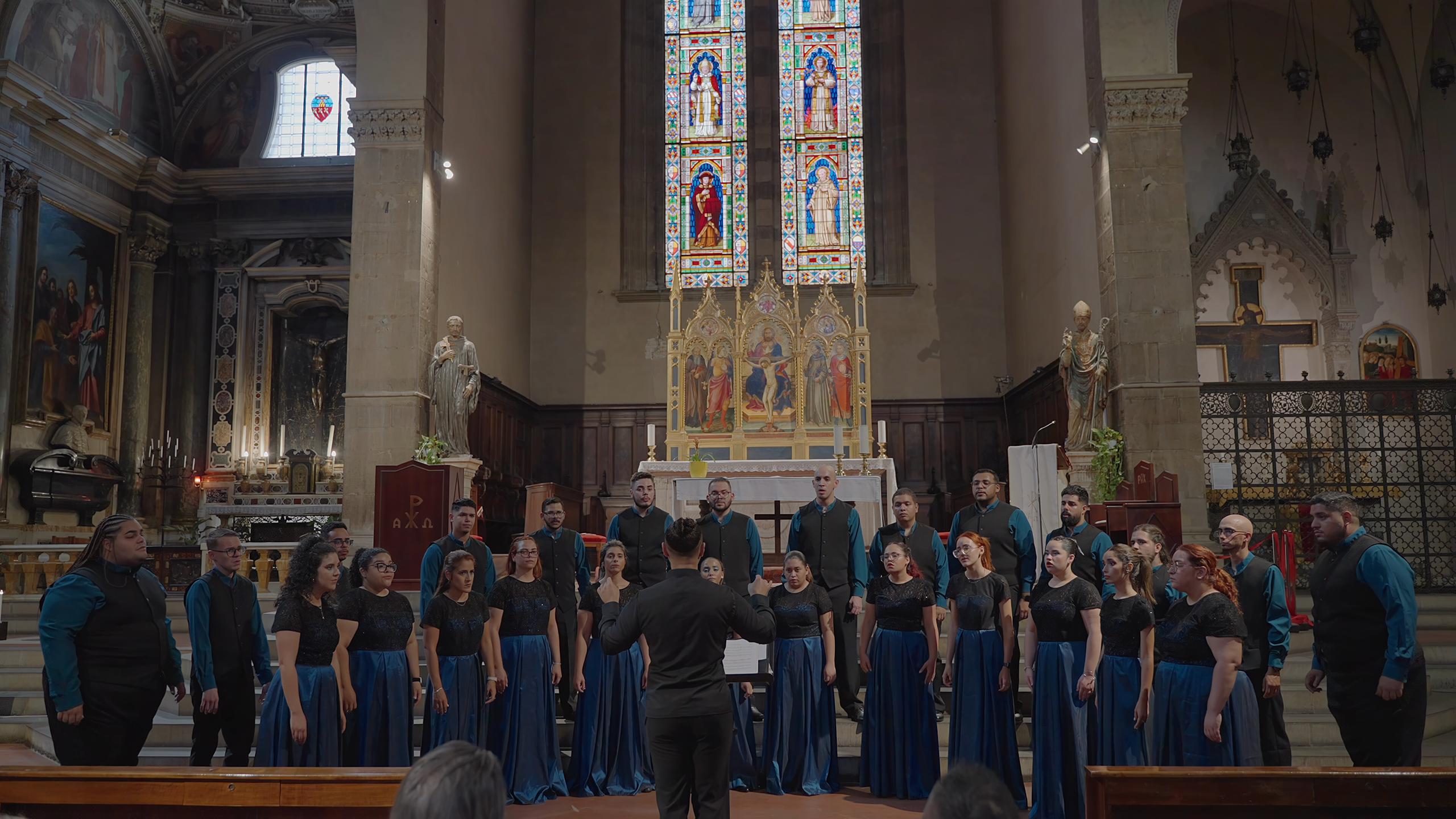 Coro de la Universidad de Puerto Rico en Arecibo durante su participación en una competencia en Italia.