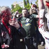 En video: lanzan "sangre" a embajador de Rusia