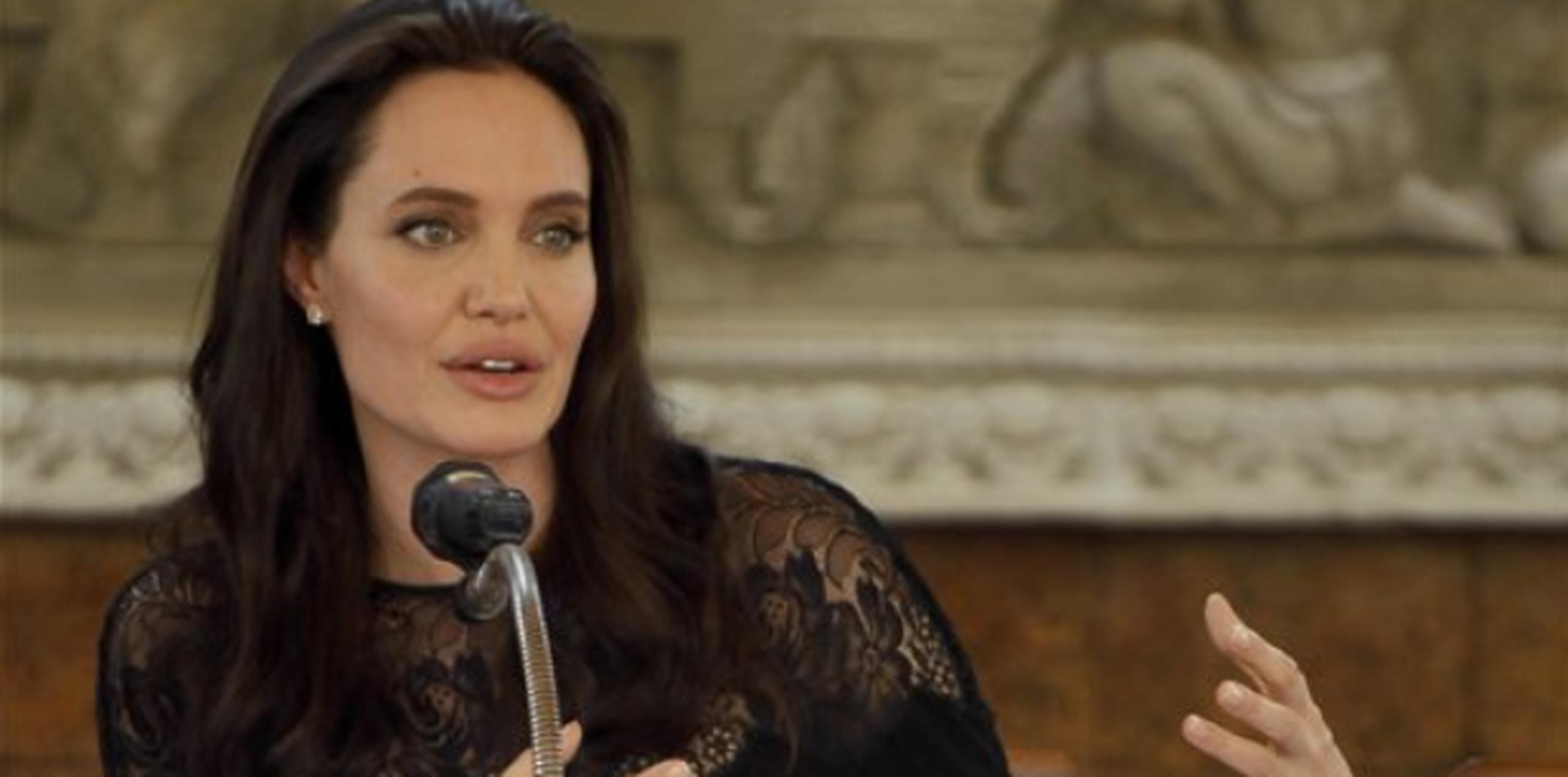 "La historia de ella es la de ellos y esto es de muchas formas universal; espero que eso sea algo en lo que pensar también", agregó Jolie. (AP)