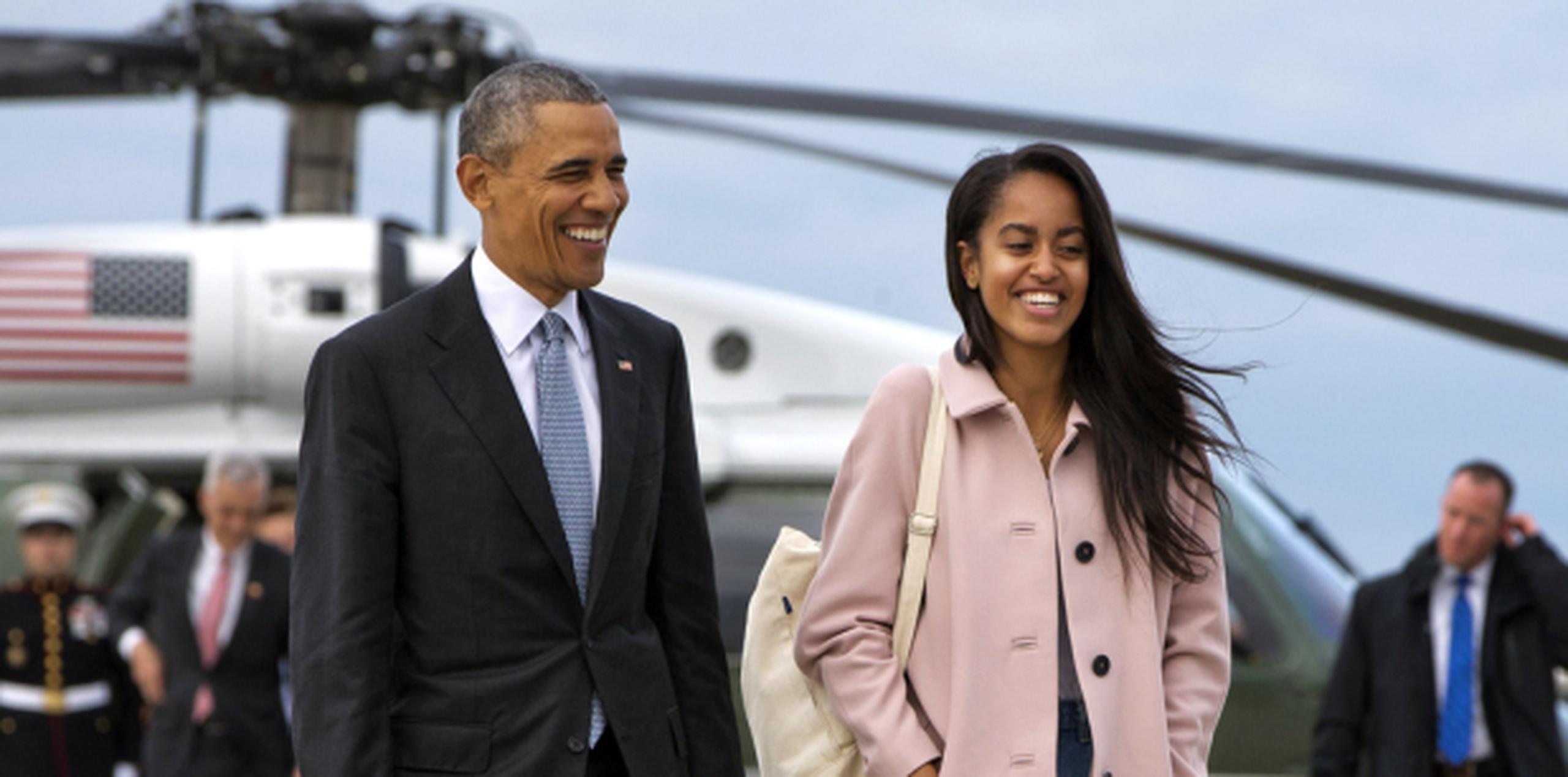 Obama y su hija, Malia. (AP)